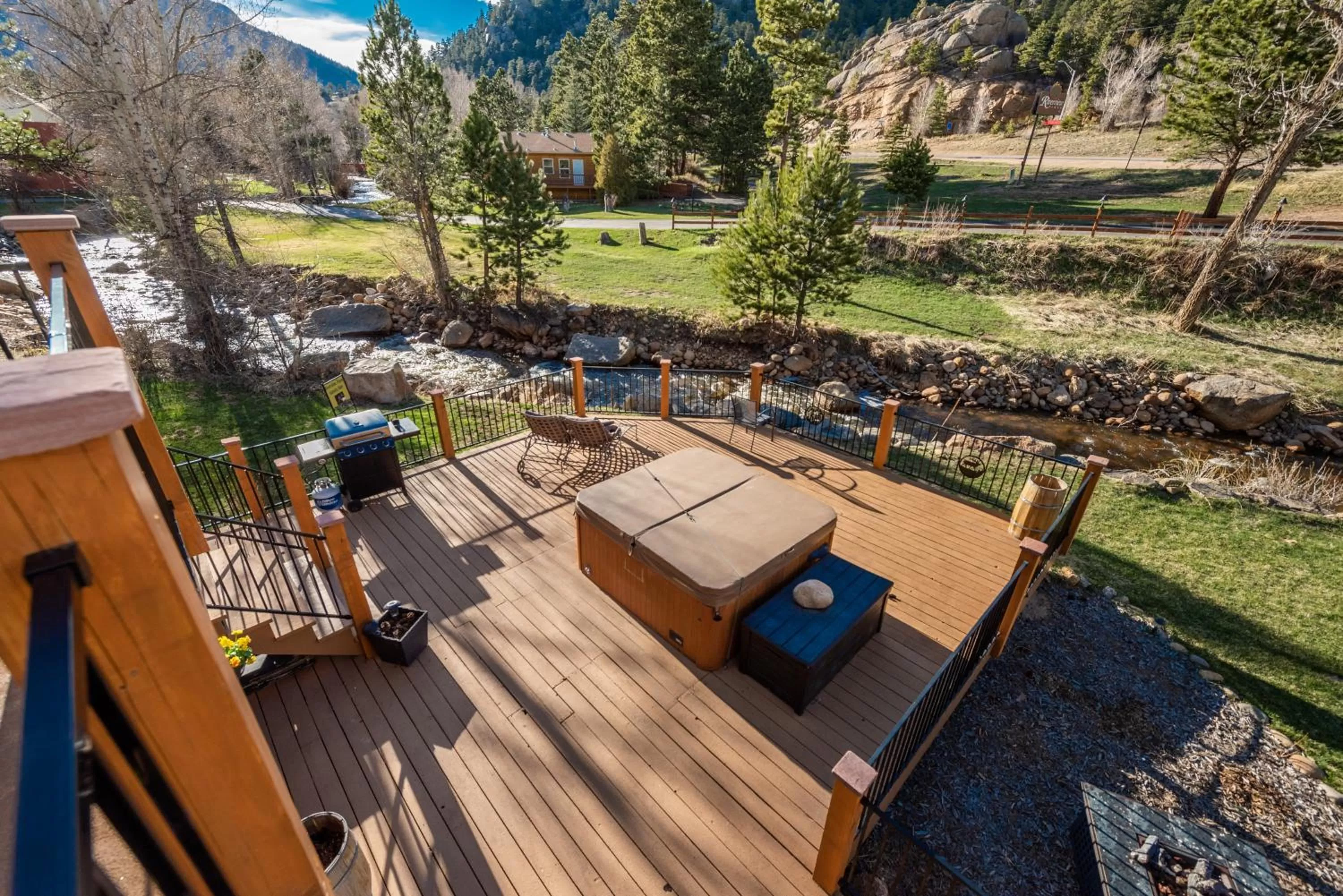 Patio in 4 Seasons Inn on Fall River