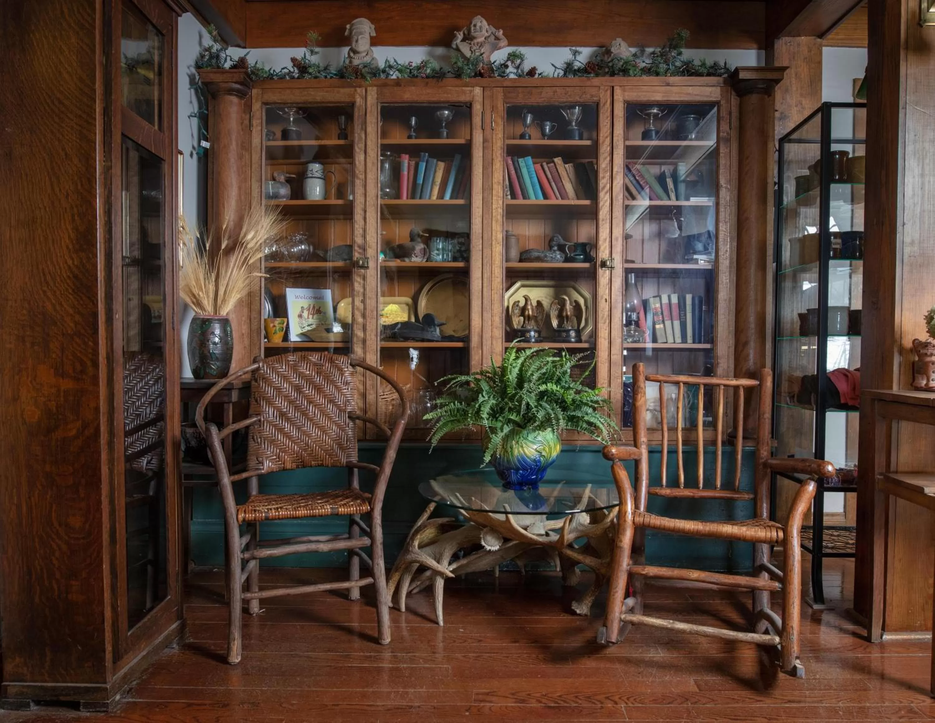 Seating area in Lakeside Inn