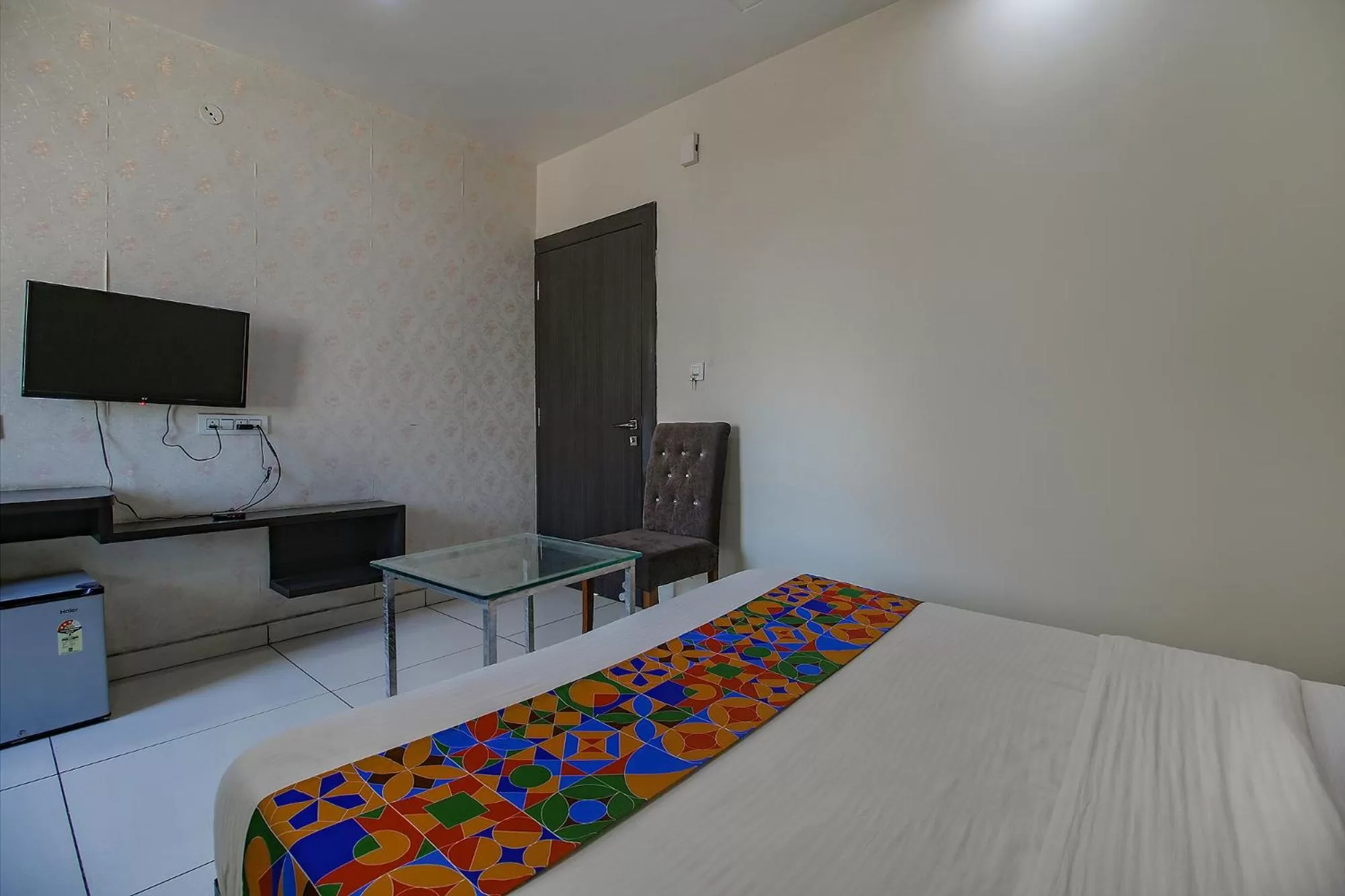 Bed, TV/Entertainment Center in FabHotel 4G