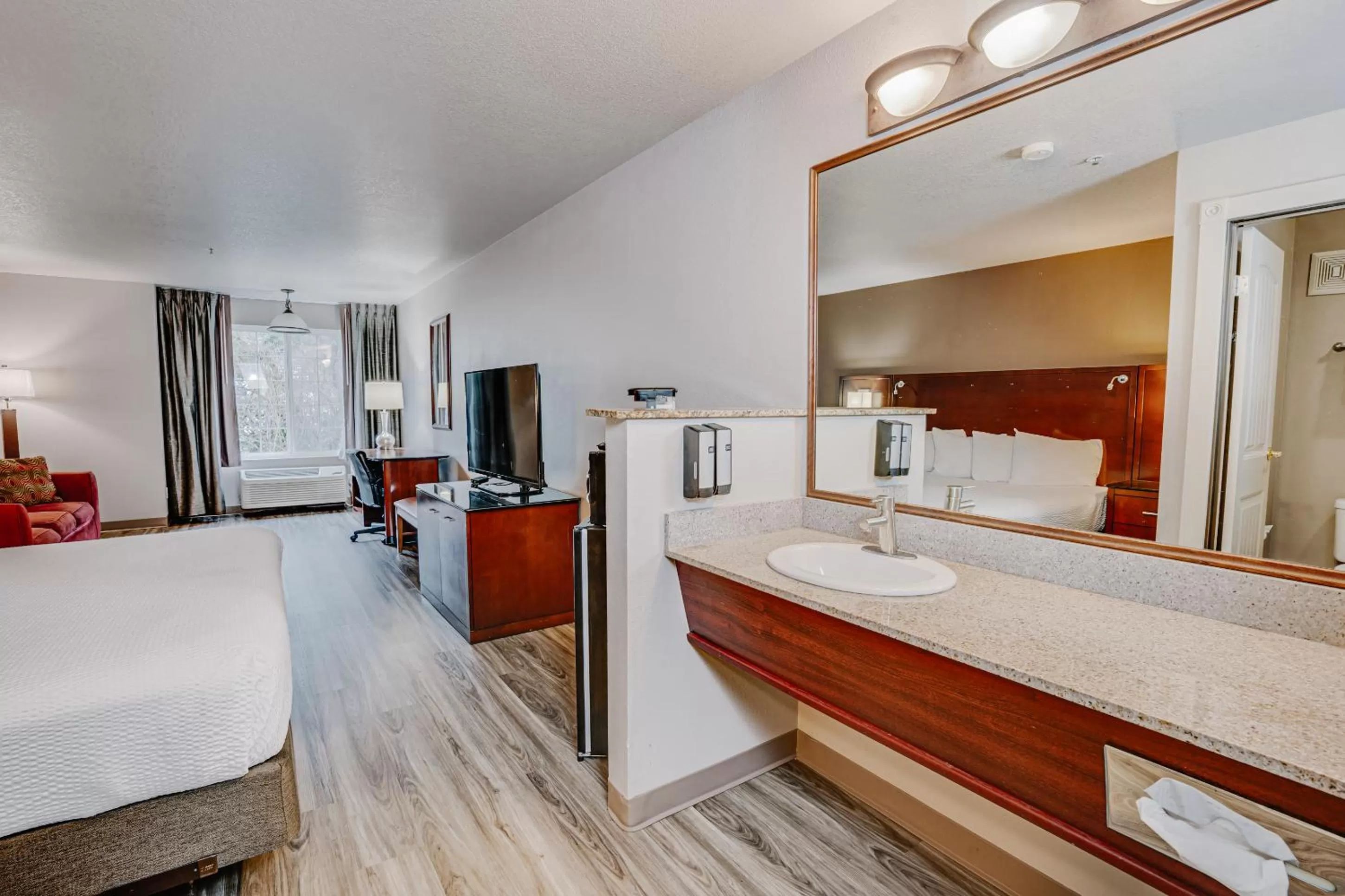 Bathroom, Bed in The Ashley Inn & Suites