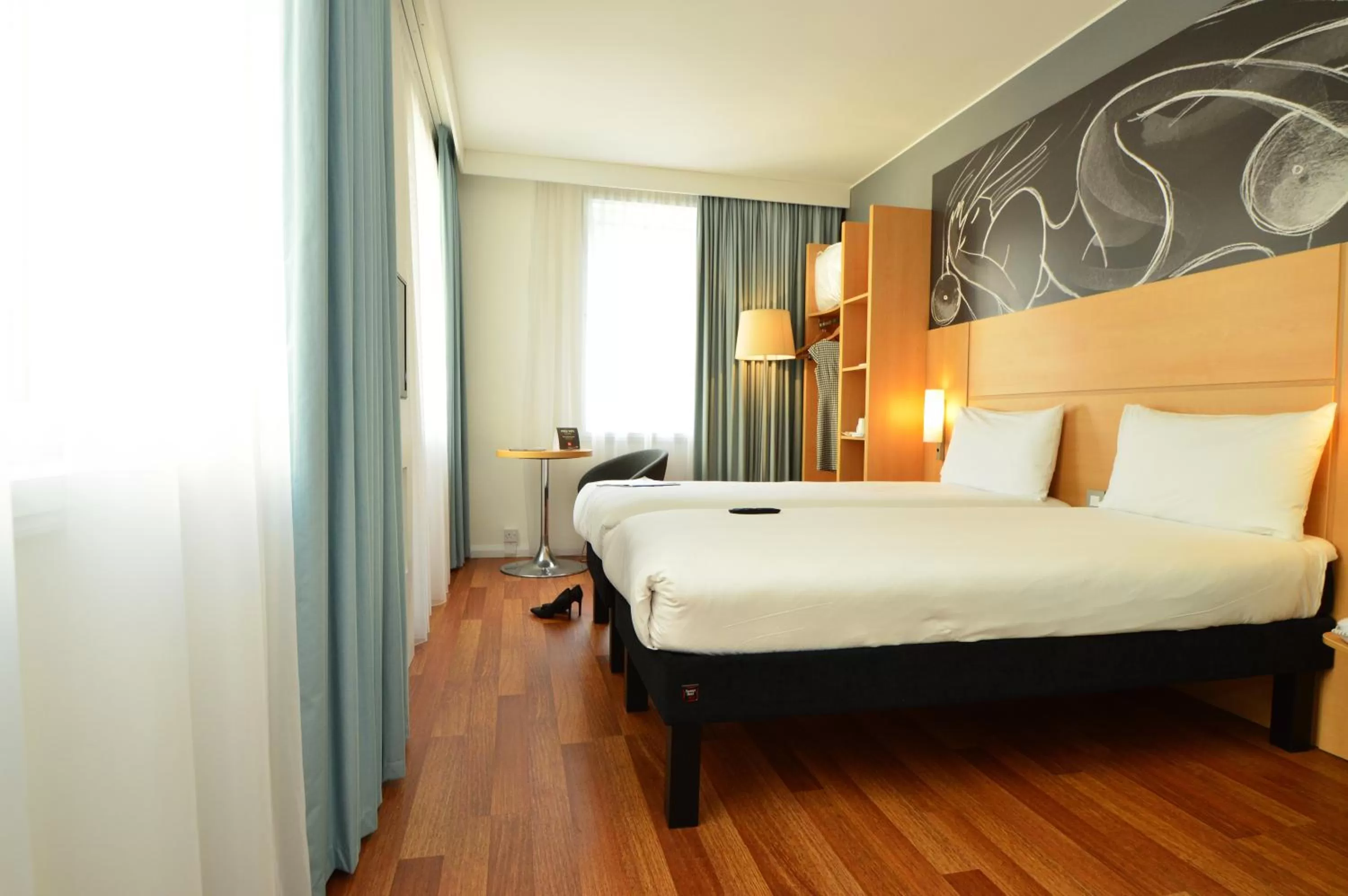 Photo of the whole room, Bed in ibis Edinburgh Centre South Bridge – Royal Mile