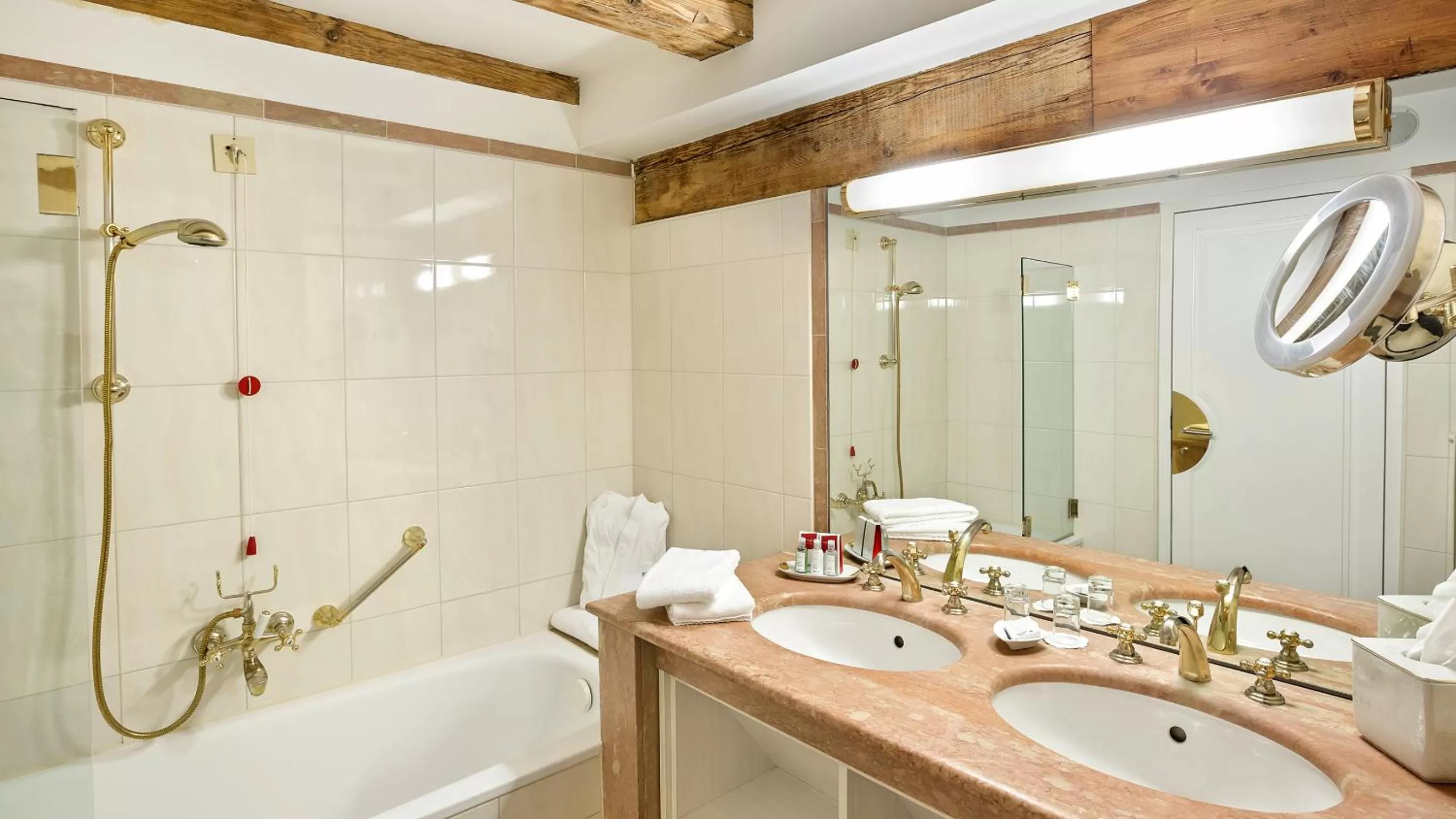 Bathroom in Radisson Blu Hotel Altstadt