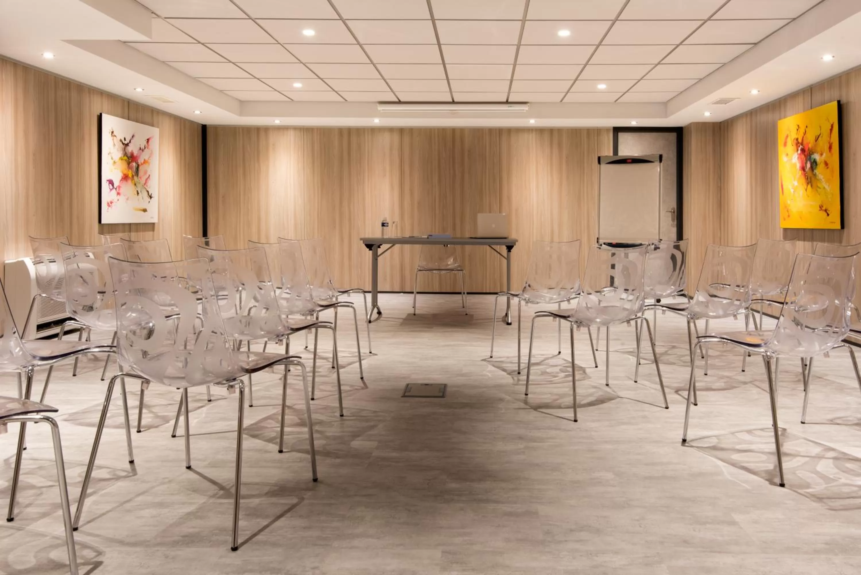 Business facilities in Hôtel Kyriad La Rochelle Centre Ville