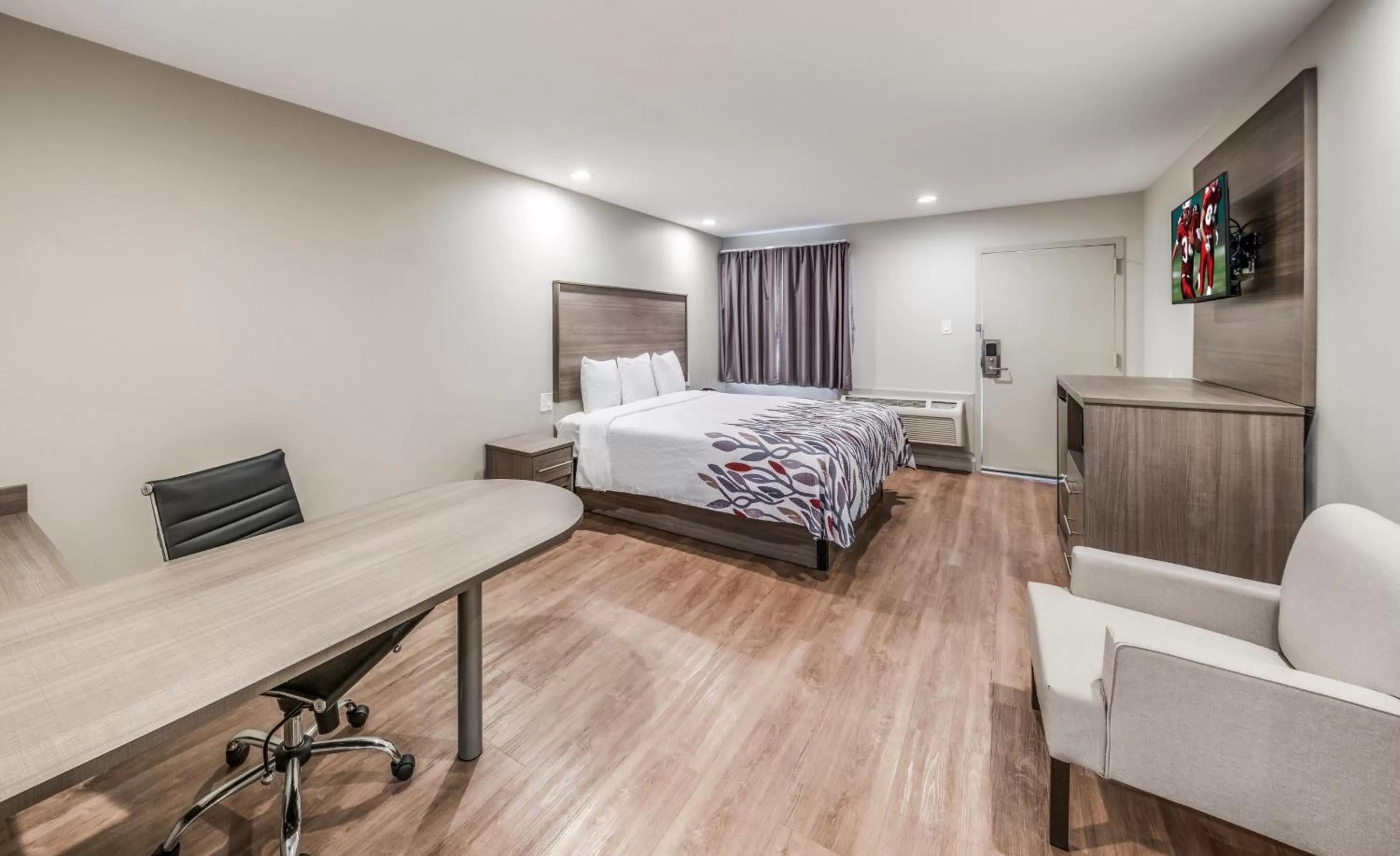 Photo of the whole room, Bed in Red Roof Inn Lewisville