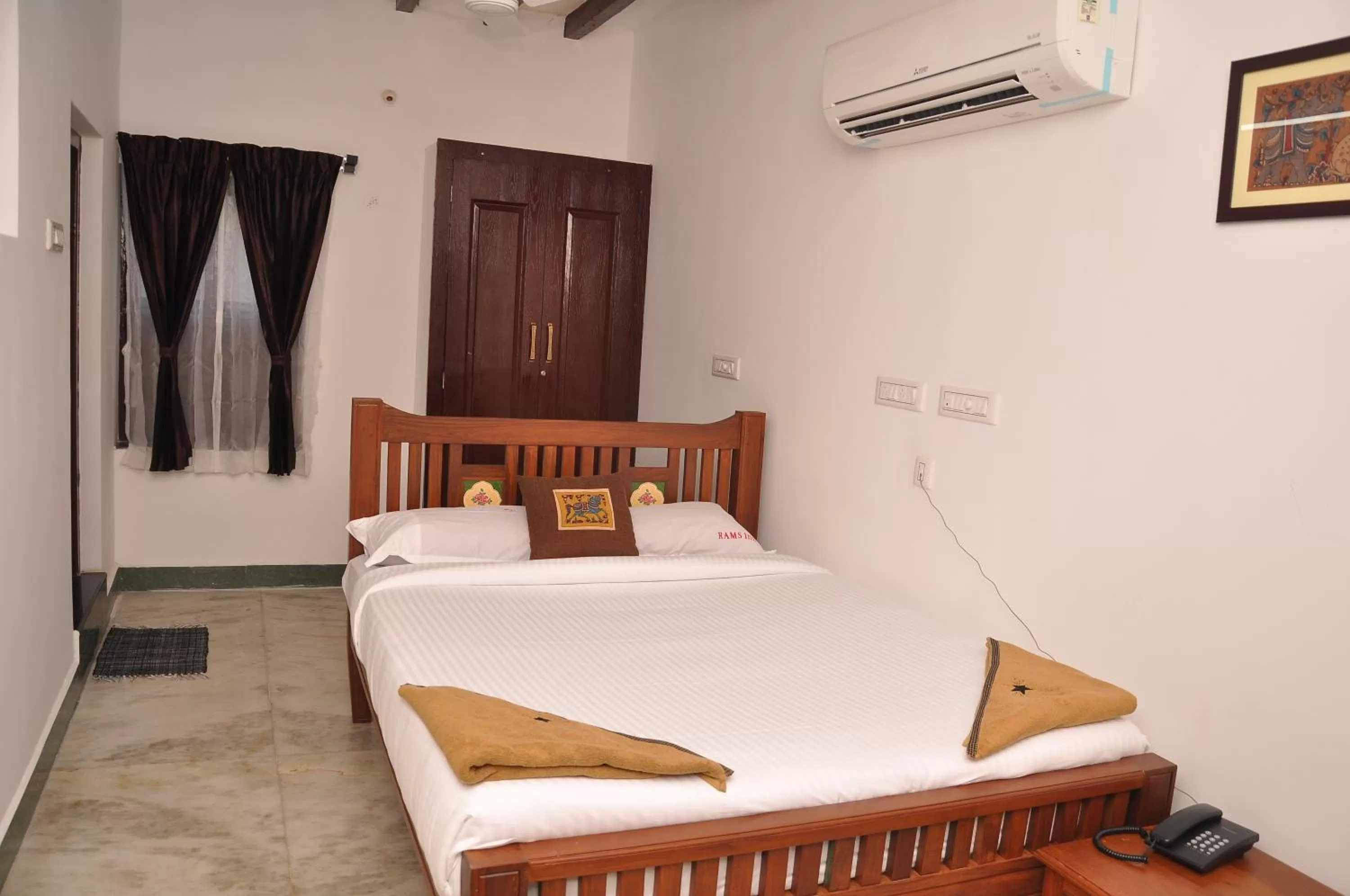 Photo of the whole room, Bed in Rams Inn