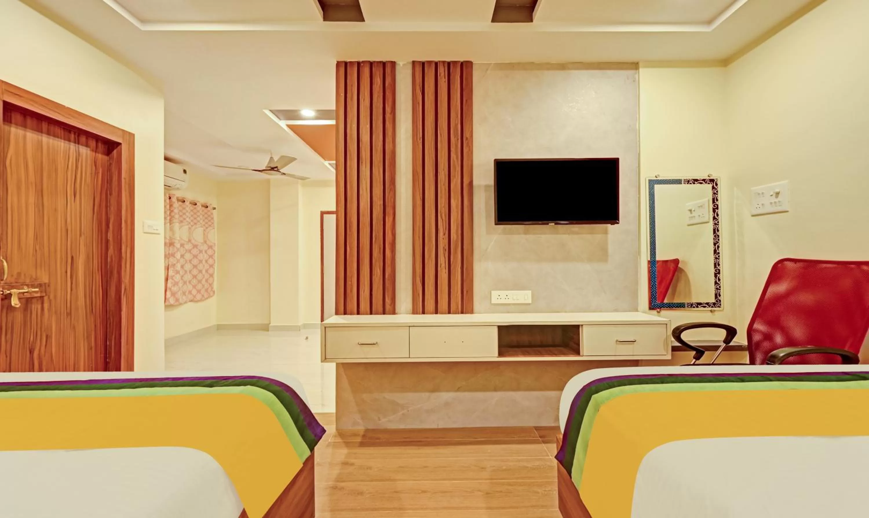 TV and multimedia in Itsy Hotels Sri Sai Grand Inn