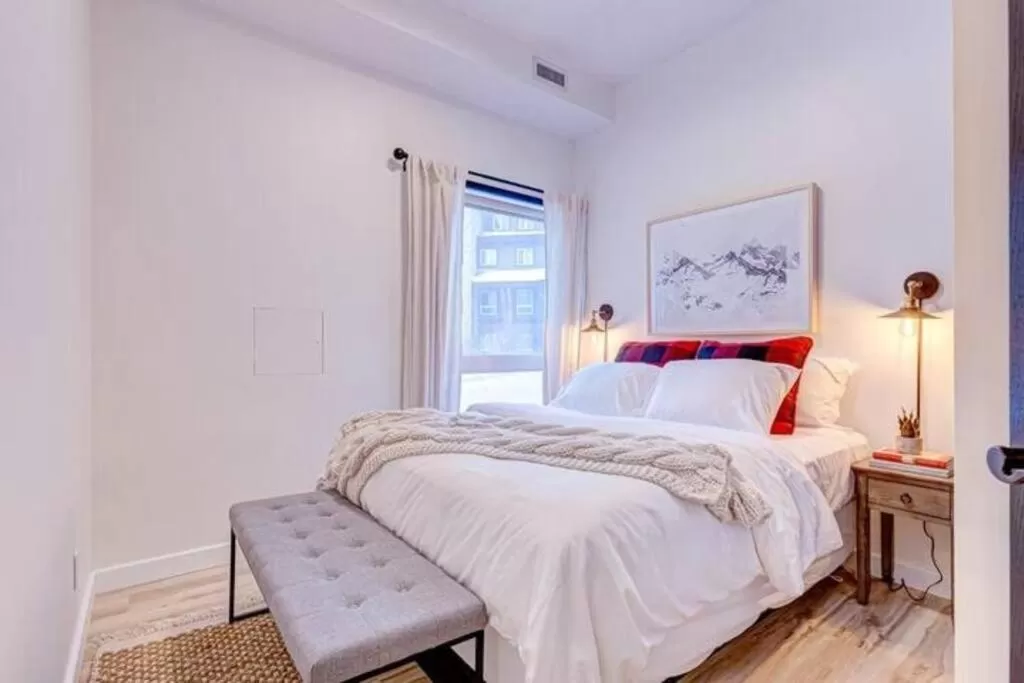 Bed in Mountain Retreat, Pool & Hot Tub, BBQ, Patio, King Bed, Sleeps 6!