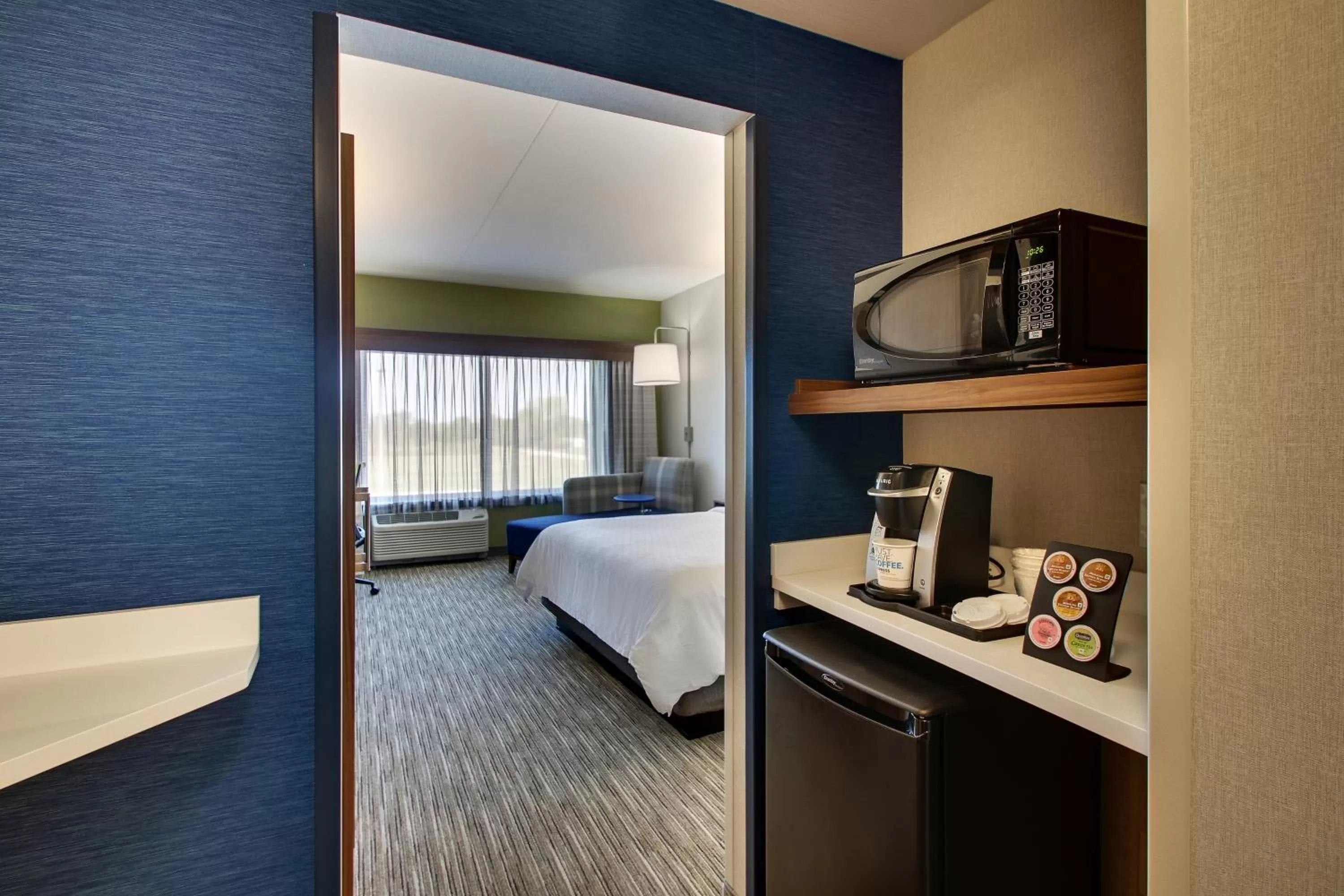 Bed in Holiday Inn Express & Suites Findlay North by IHG