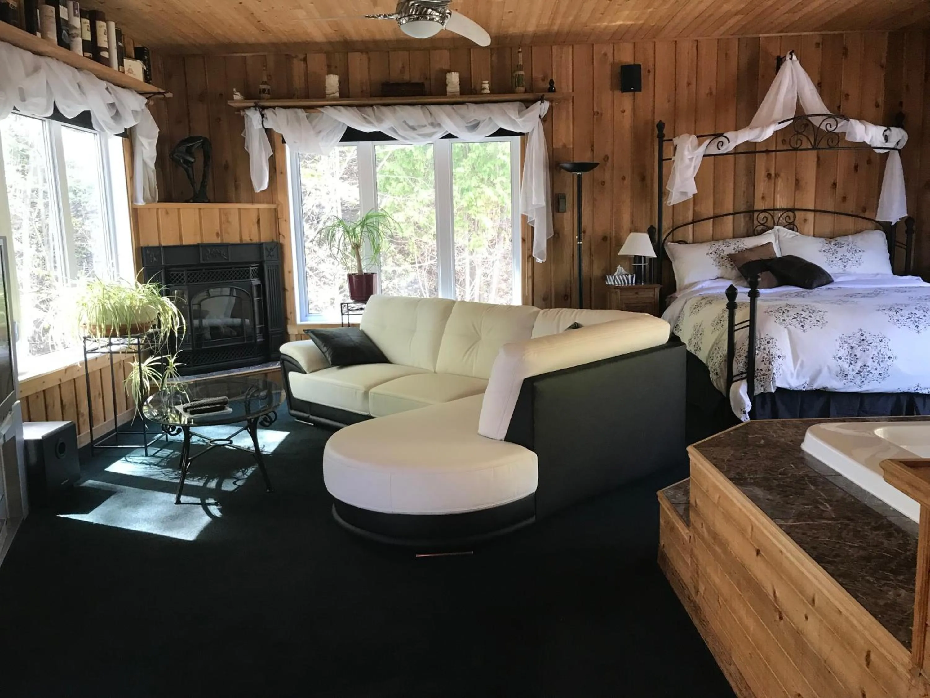 Photo of the whole room, Bed in Auberge du Sault-à-la-Puce