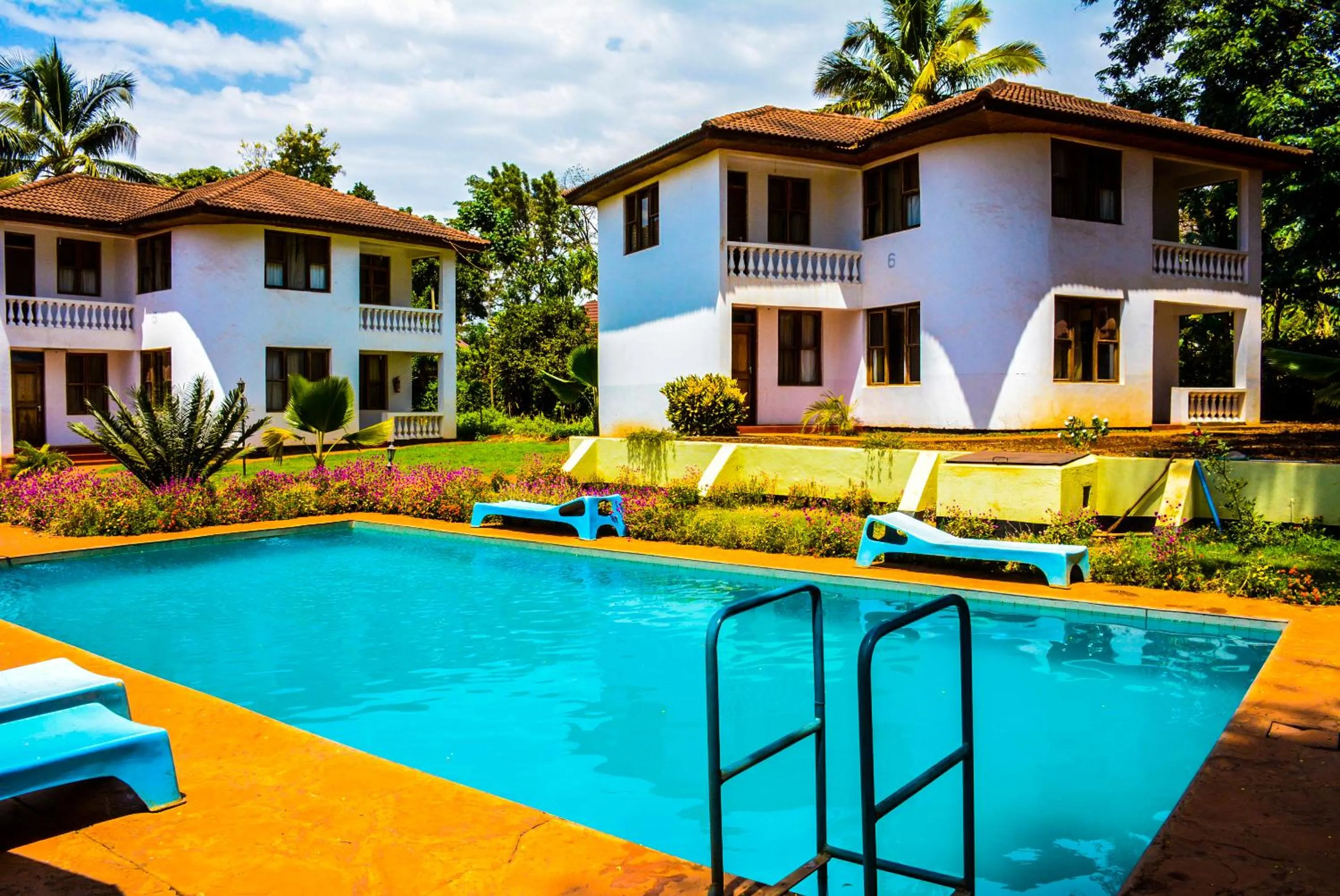 Swimming pool in Keys Hotel Mbokomu Branch