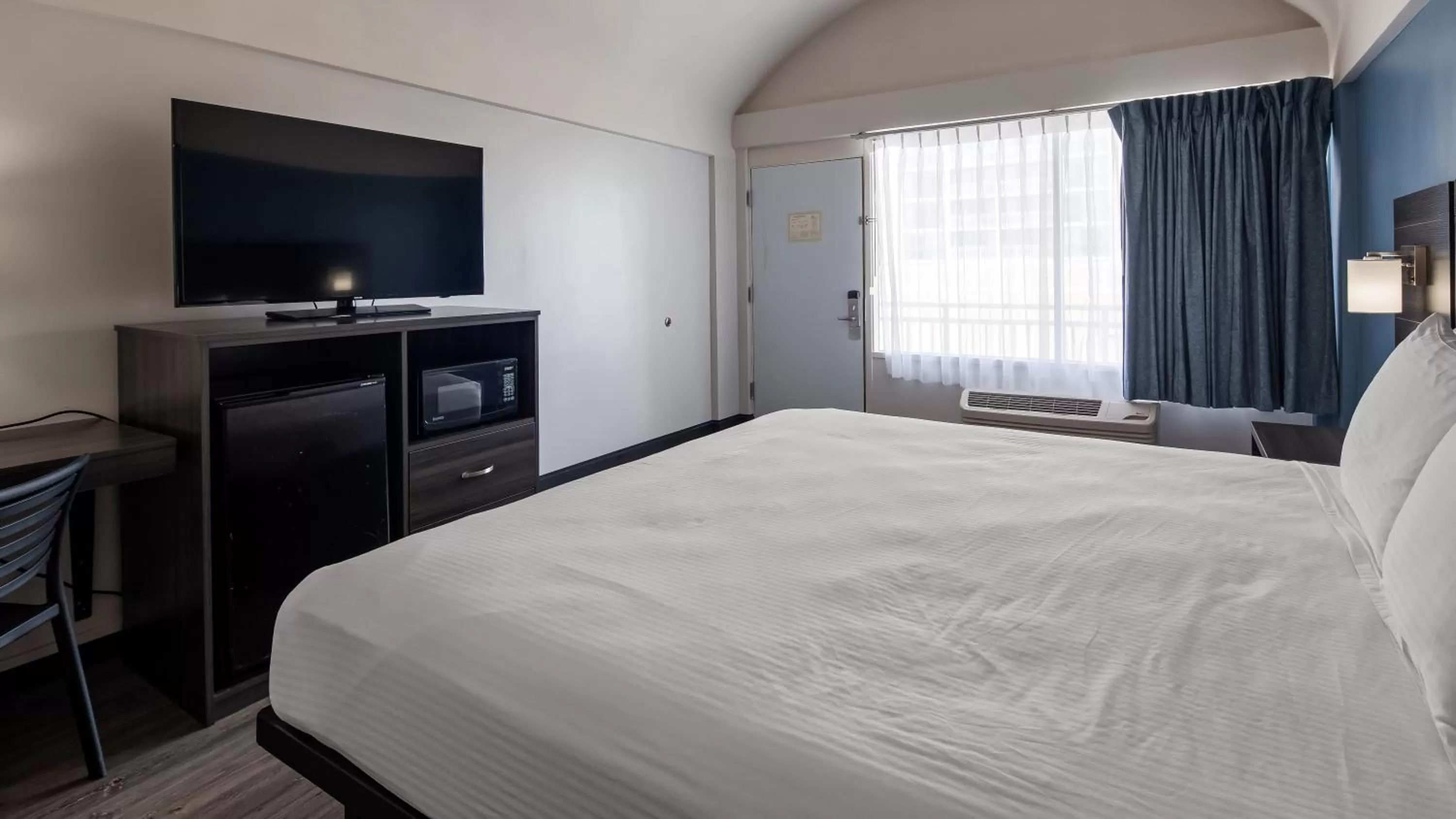 Bedroom, Bed in SureStay Hotel by Best Western Virginia Beach Royal Clipper