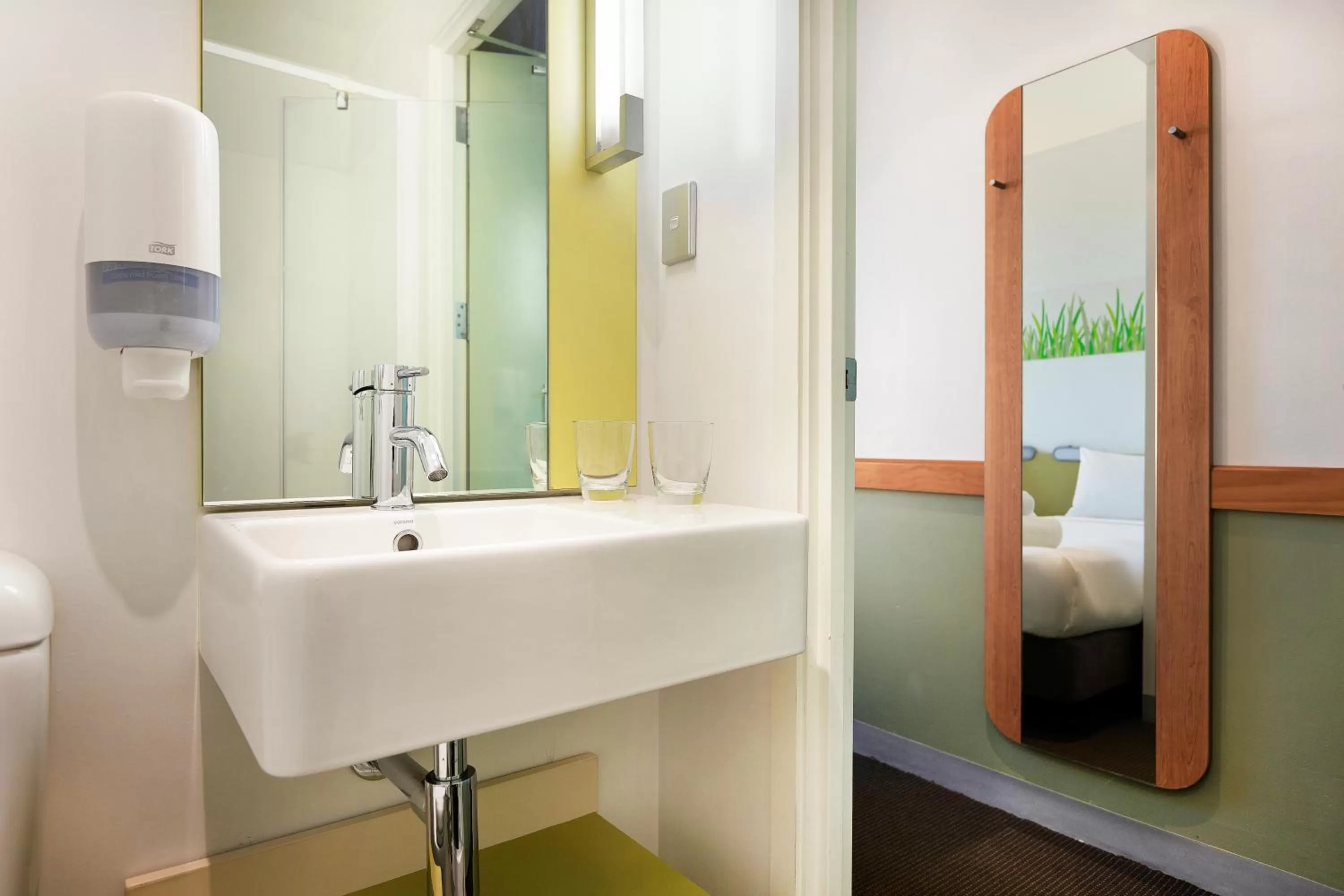 Bathroom in ibis Budget Auckland Airport