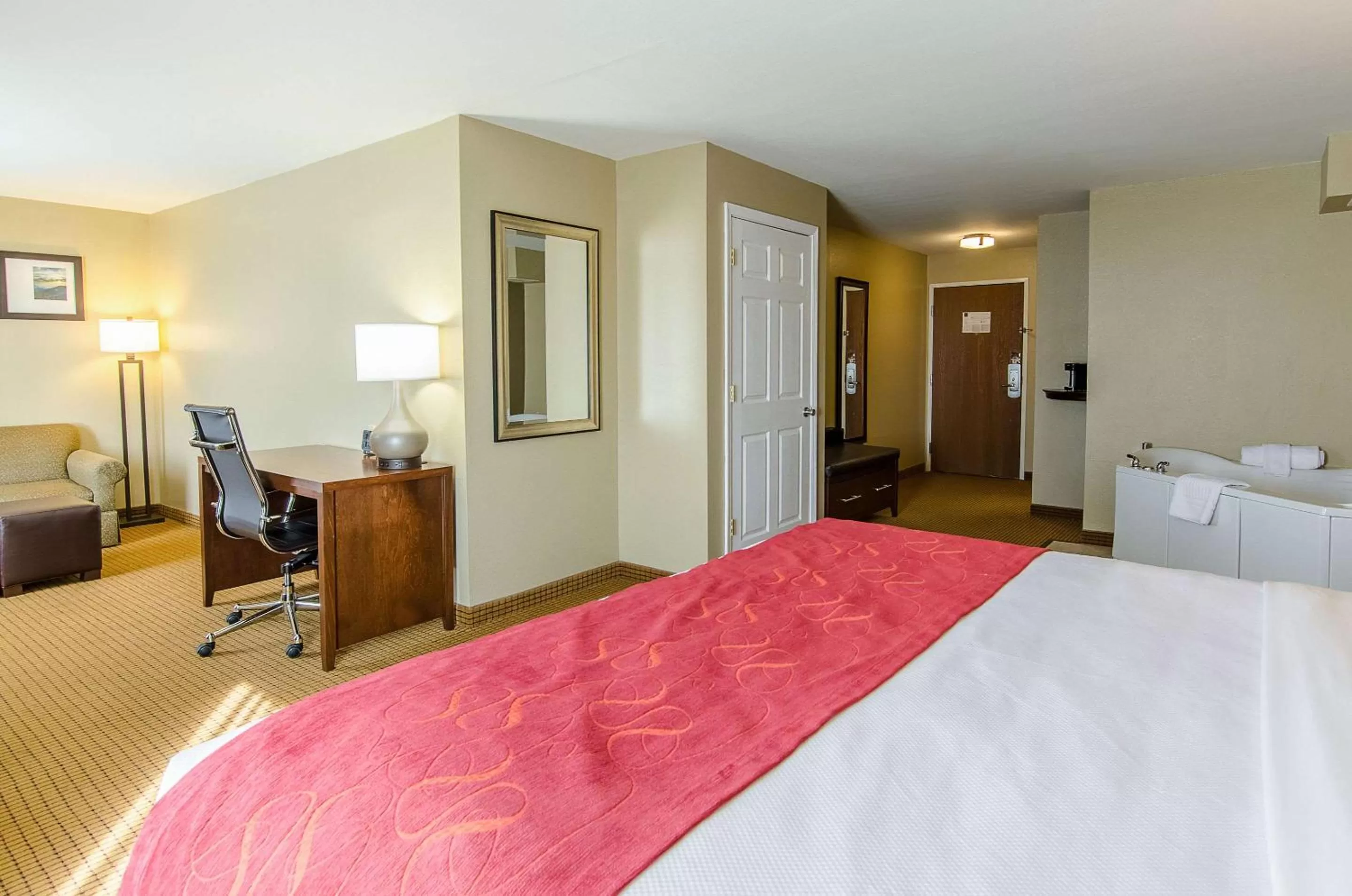 Photo of the whole room, Bed in Comfort Suites Wytheville