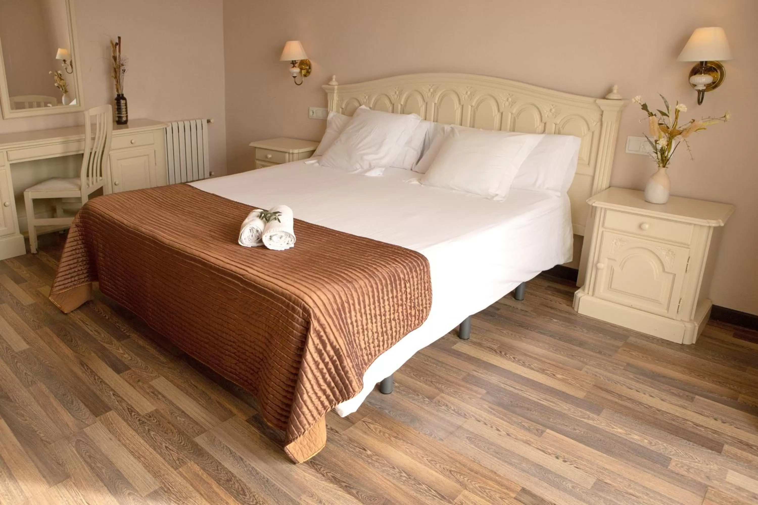 Photo of the whole room, Bed in Hotel Roger de Flor by Seleqtta