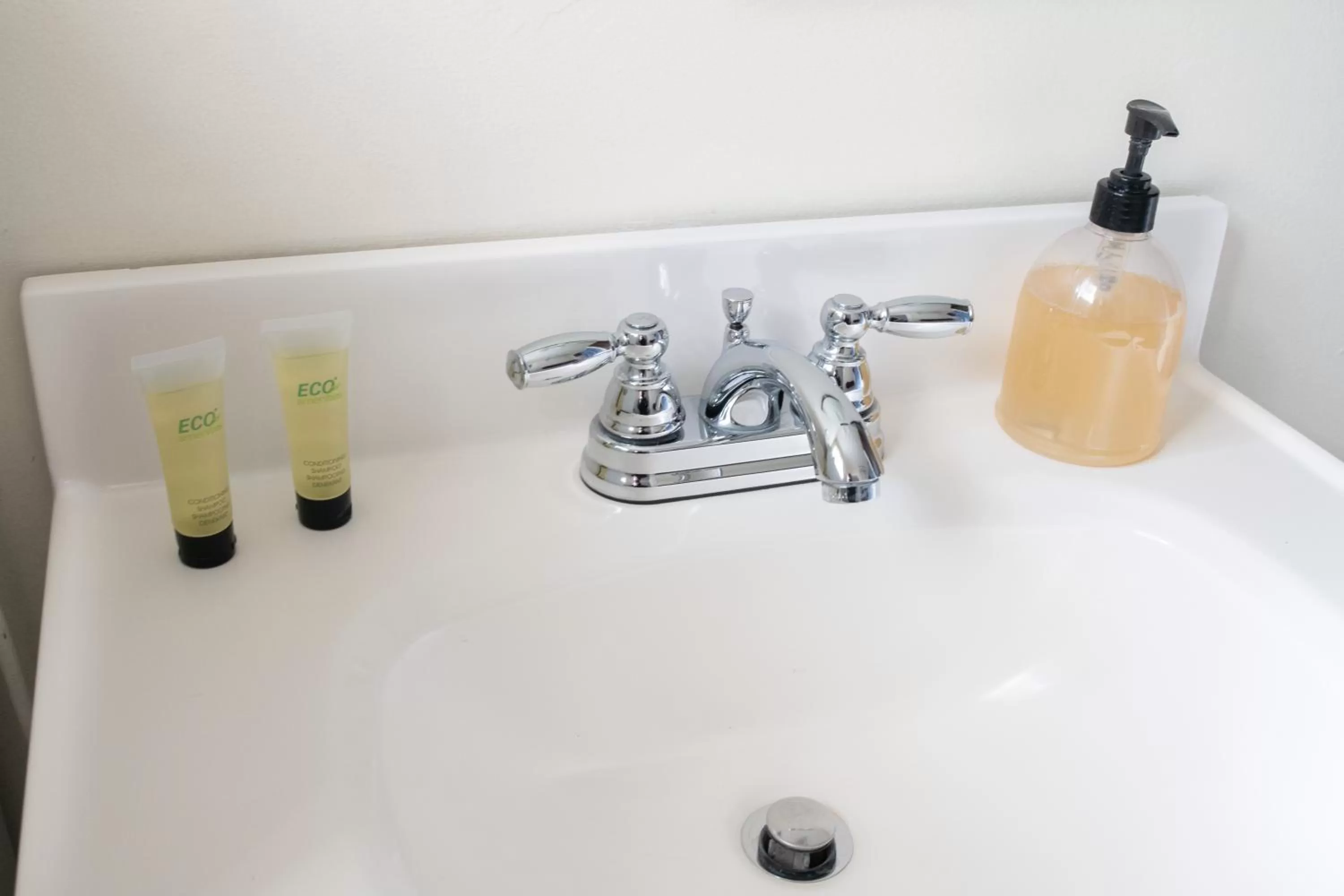 Bathroom in Mt Williamson Motel and Basecamp