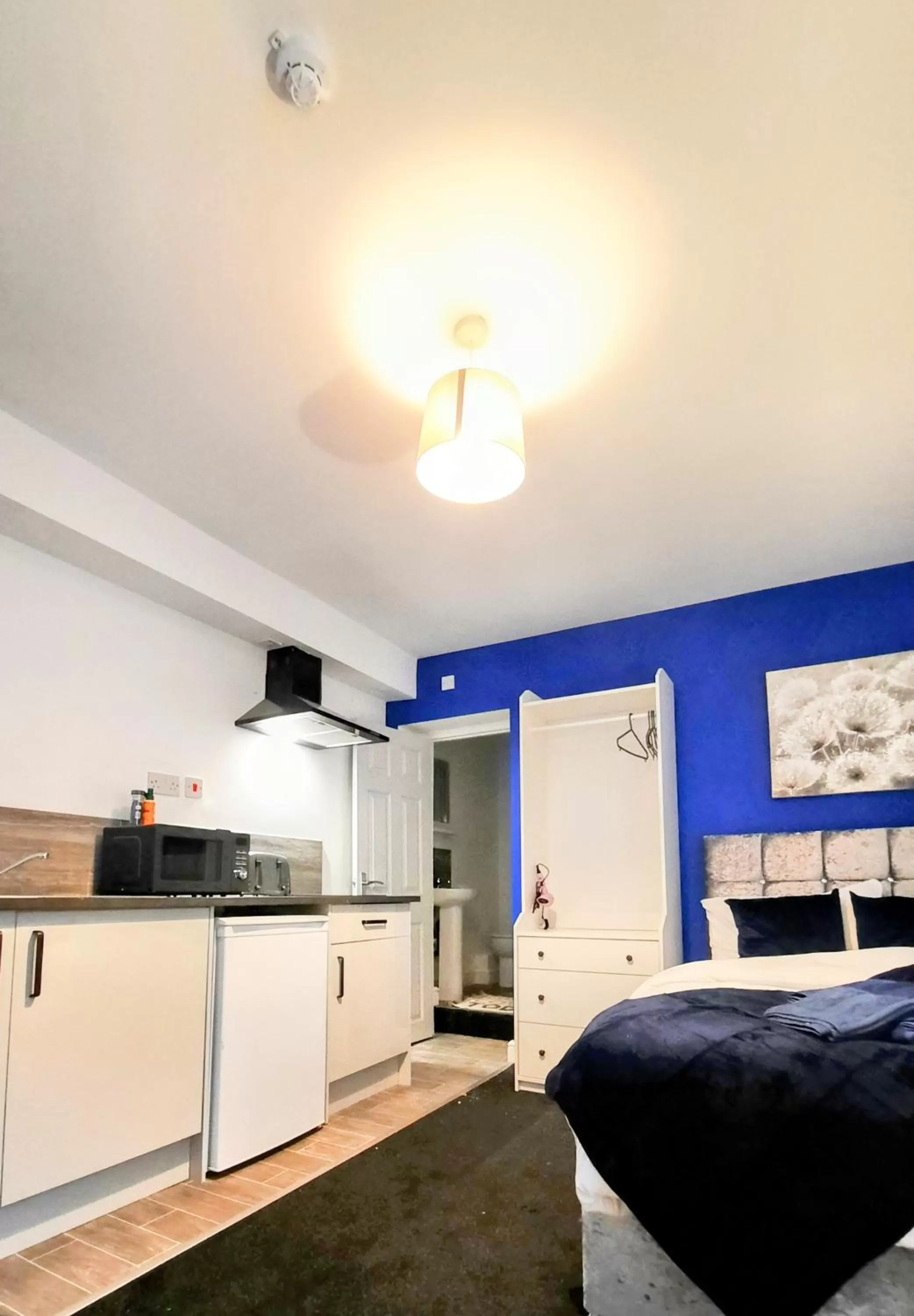 Bed, Kitchen/Kitchenette in Burford Road - Stay. Sleep. Rest.