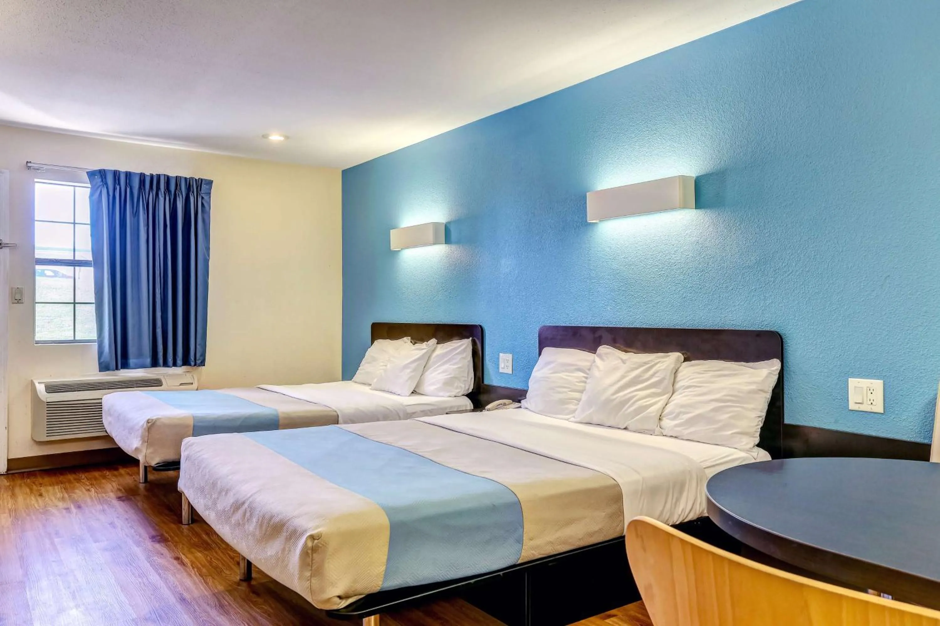 Photo of the whole room, Bed in Motel 6-Dickson, TN