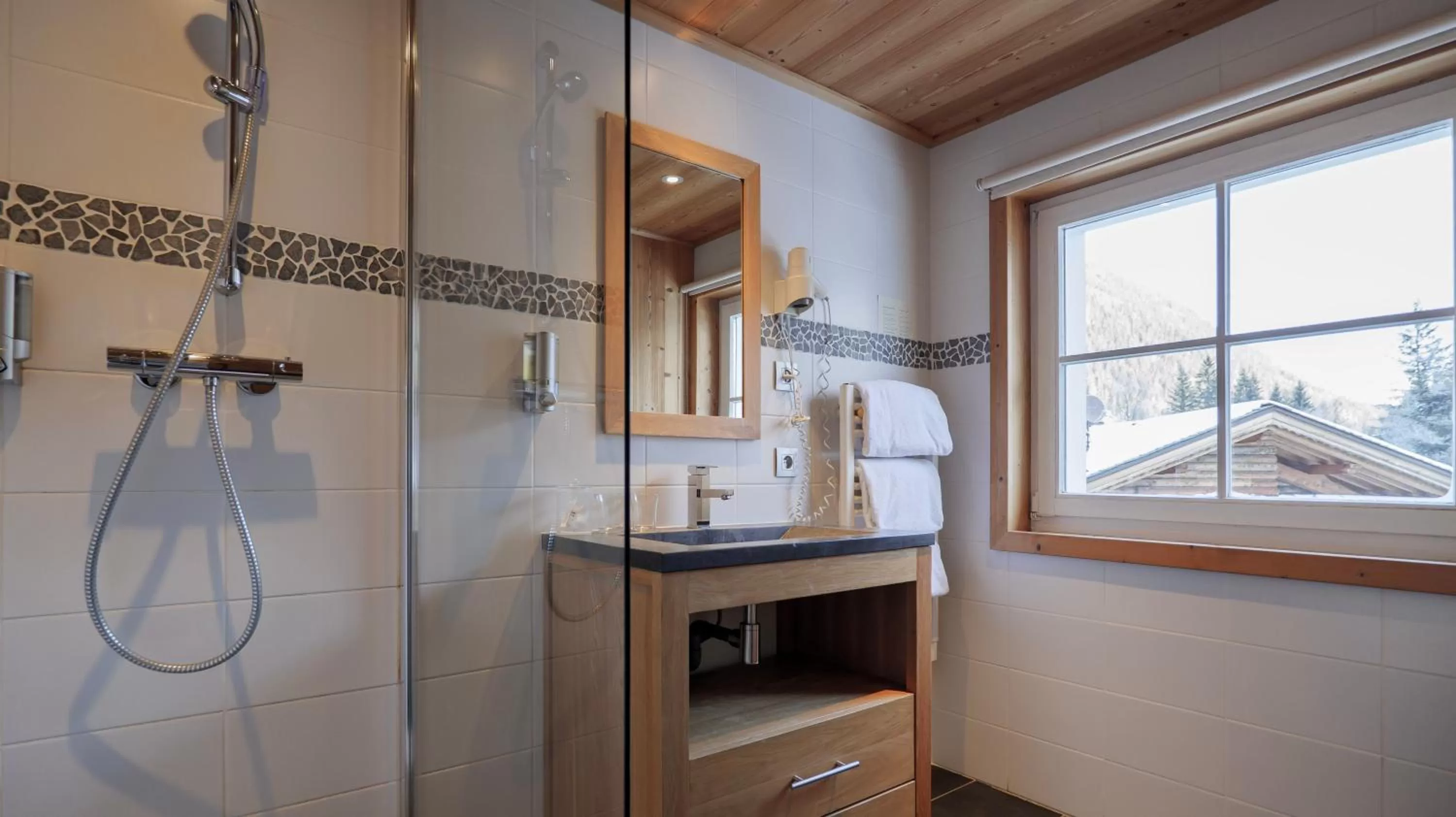 Shower in Hôtel Le Labrador