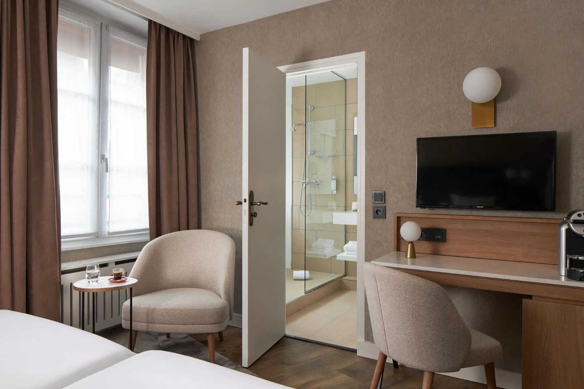 Bathroom, Bed in Best Western Saint-Louis - Grand Paris - Vincennes