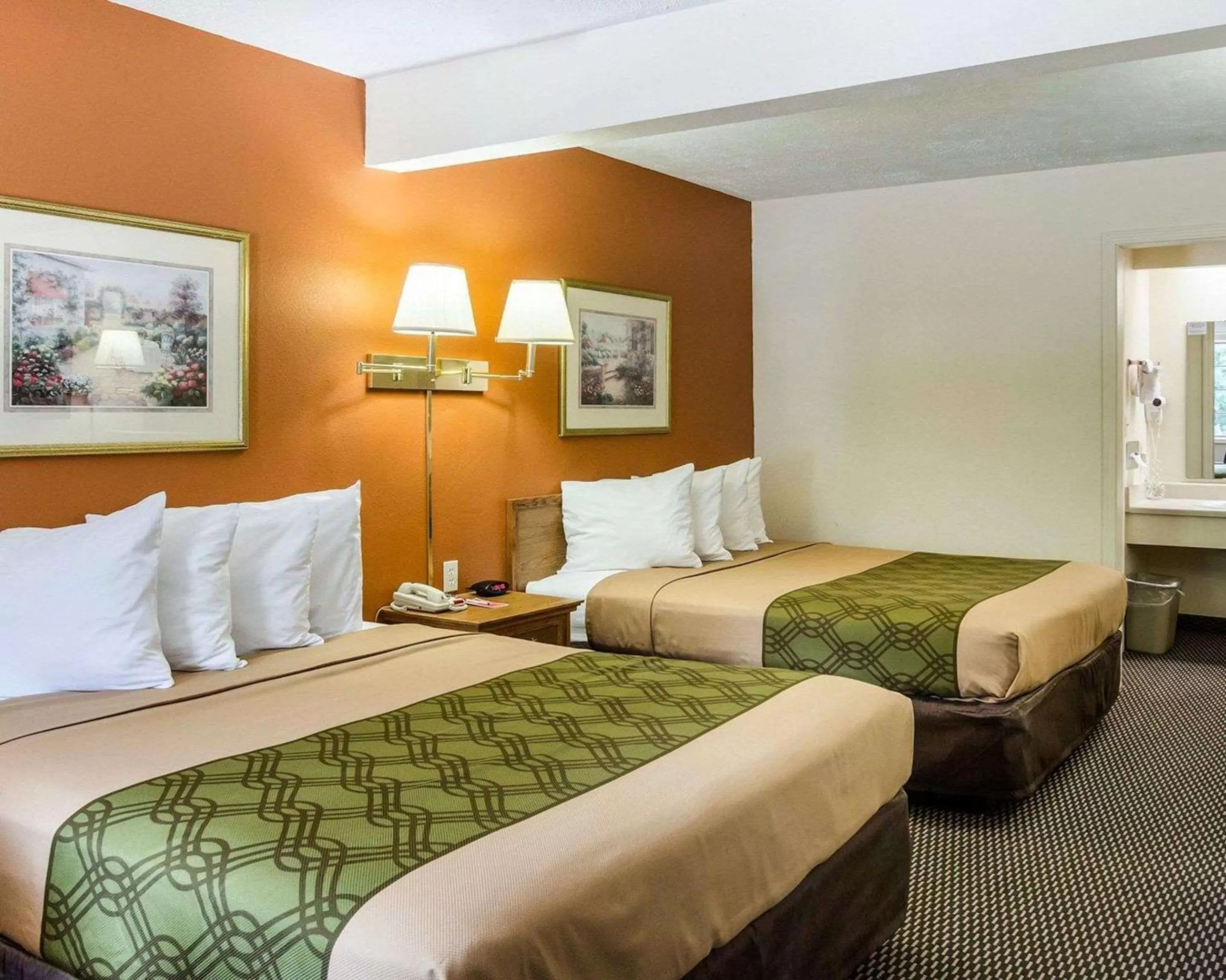 Bedroom, Bed in Econo Lodge University