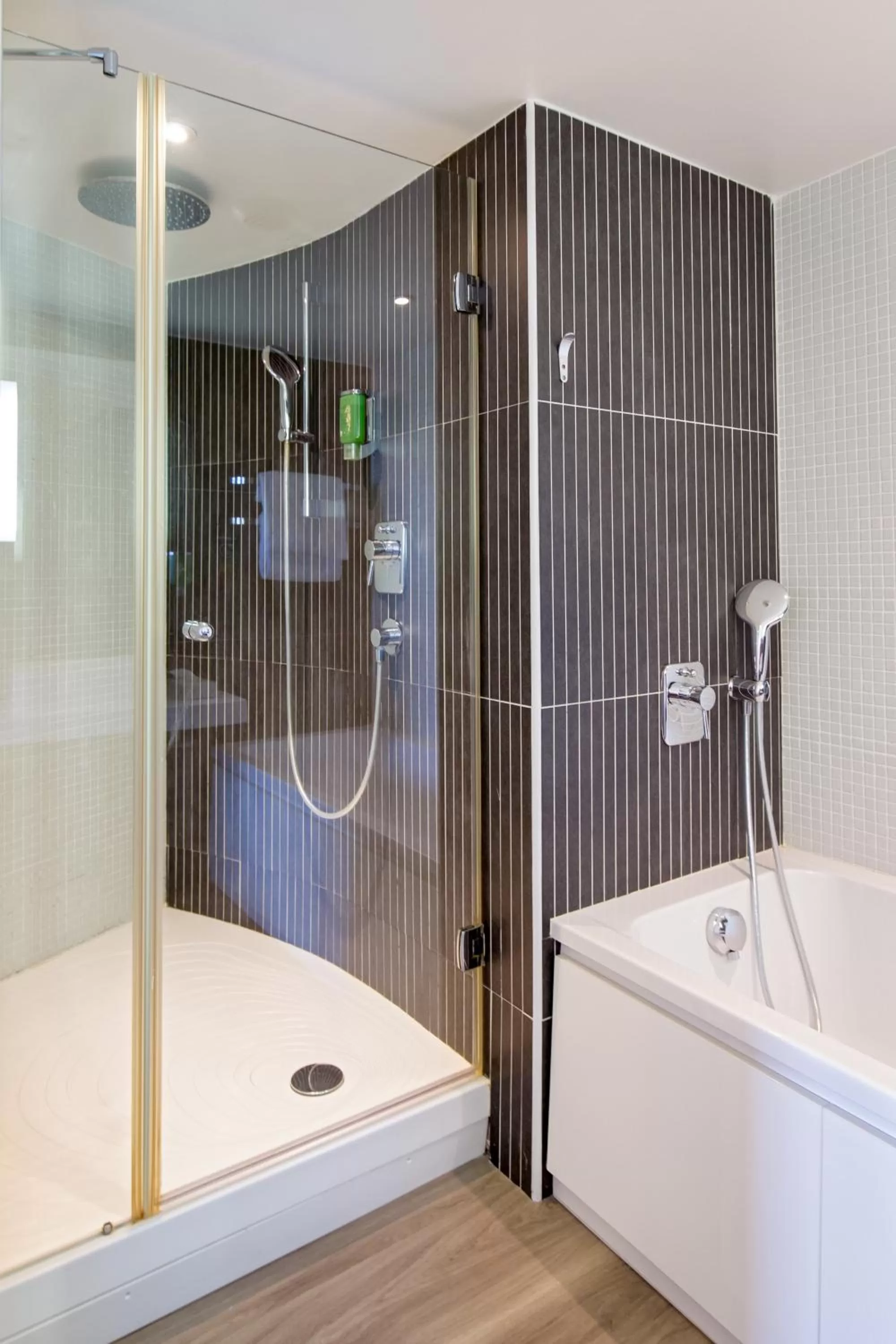 Shower in Novotel Suites Perpignan Centre - Grandes Suites & Confort Centre-Ville