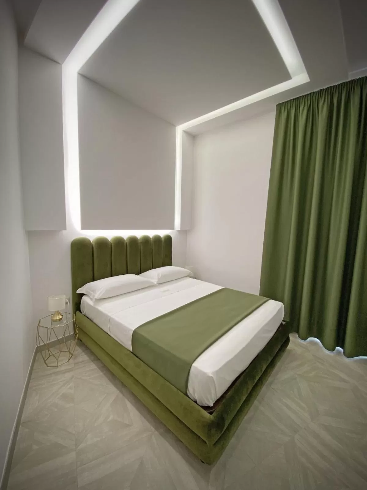 Shower, Bed in Twin Towers Naples Luxury