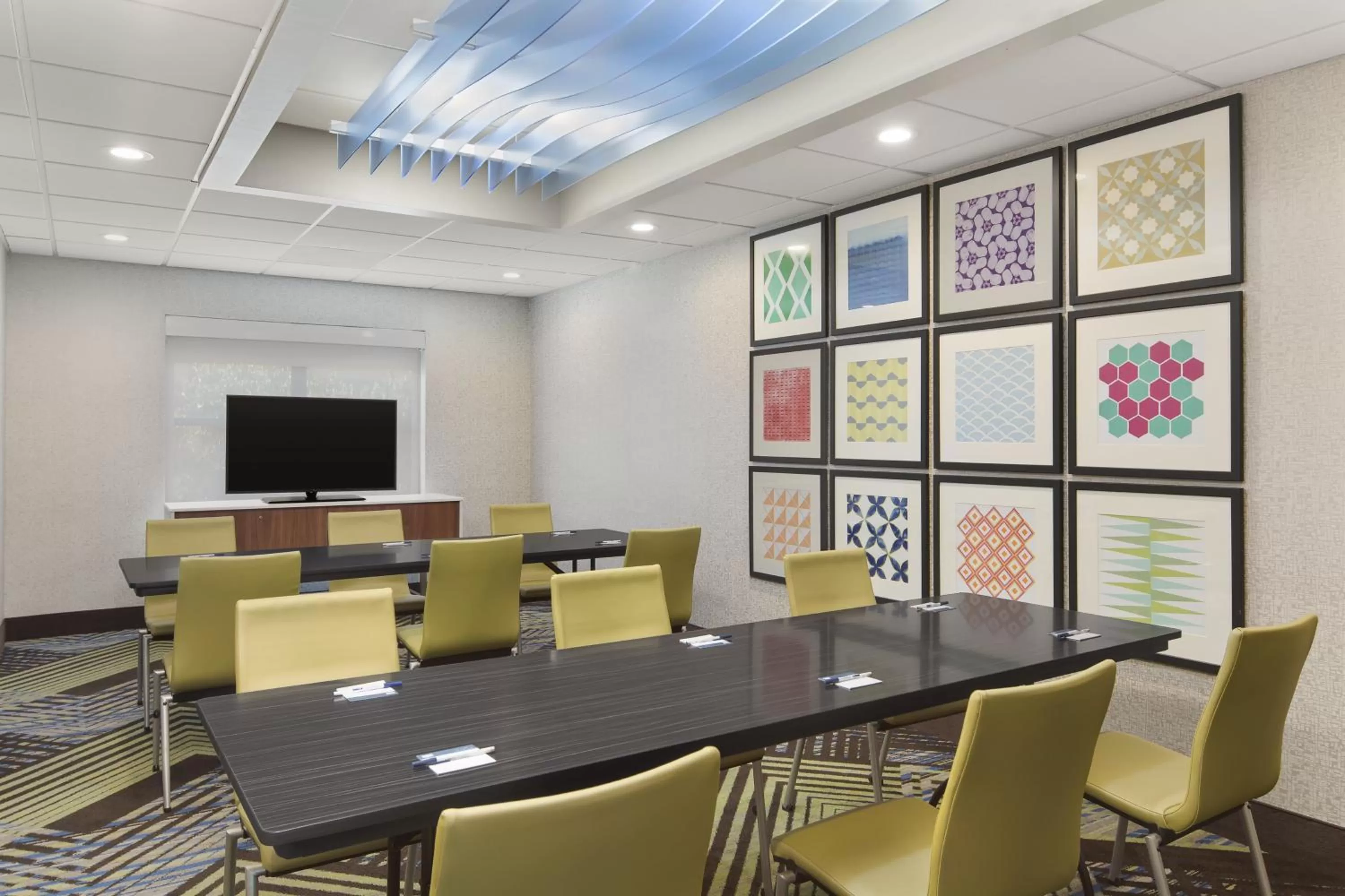 Meeting/conference room in Holiday Inn Express Hotel & Suites Byron by IHG
