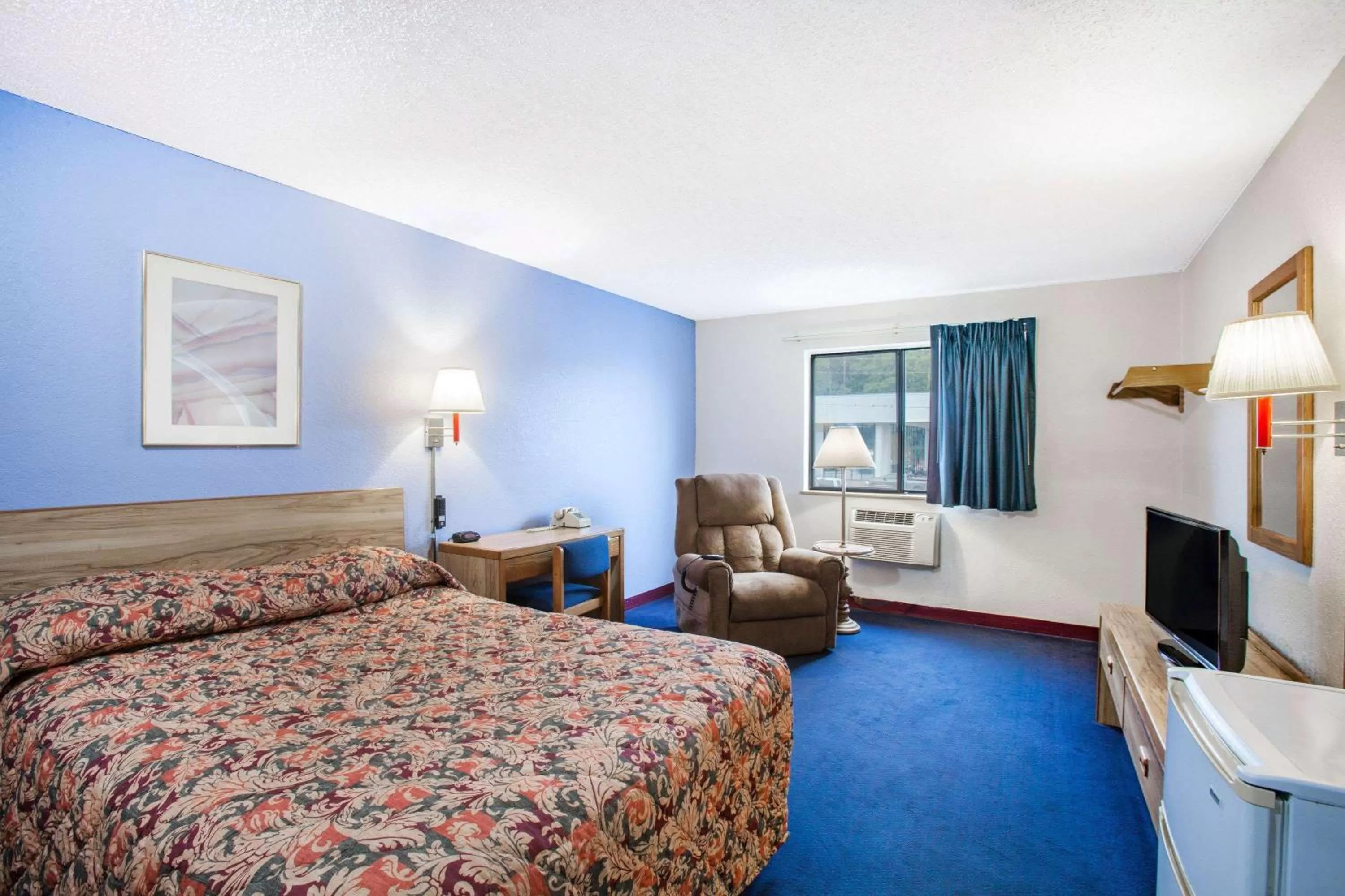 Photo of the whole room, Bed in Super 8 by Wyndham Hot Springs