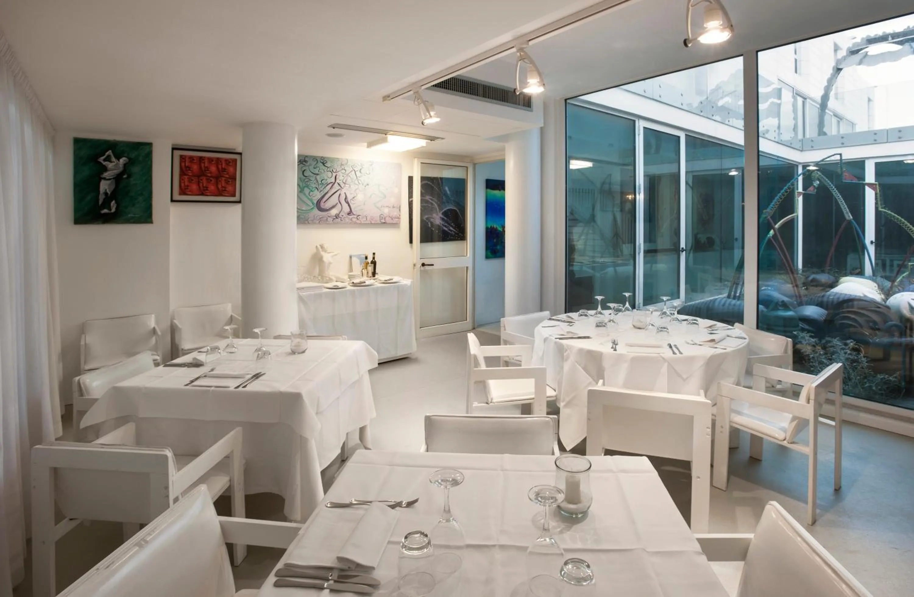 Restaurant/places to eat in Hotel Alexander Museum Palace