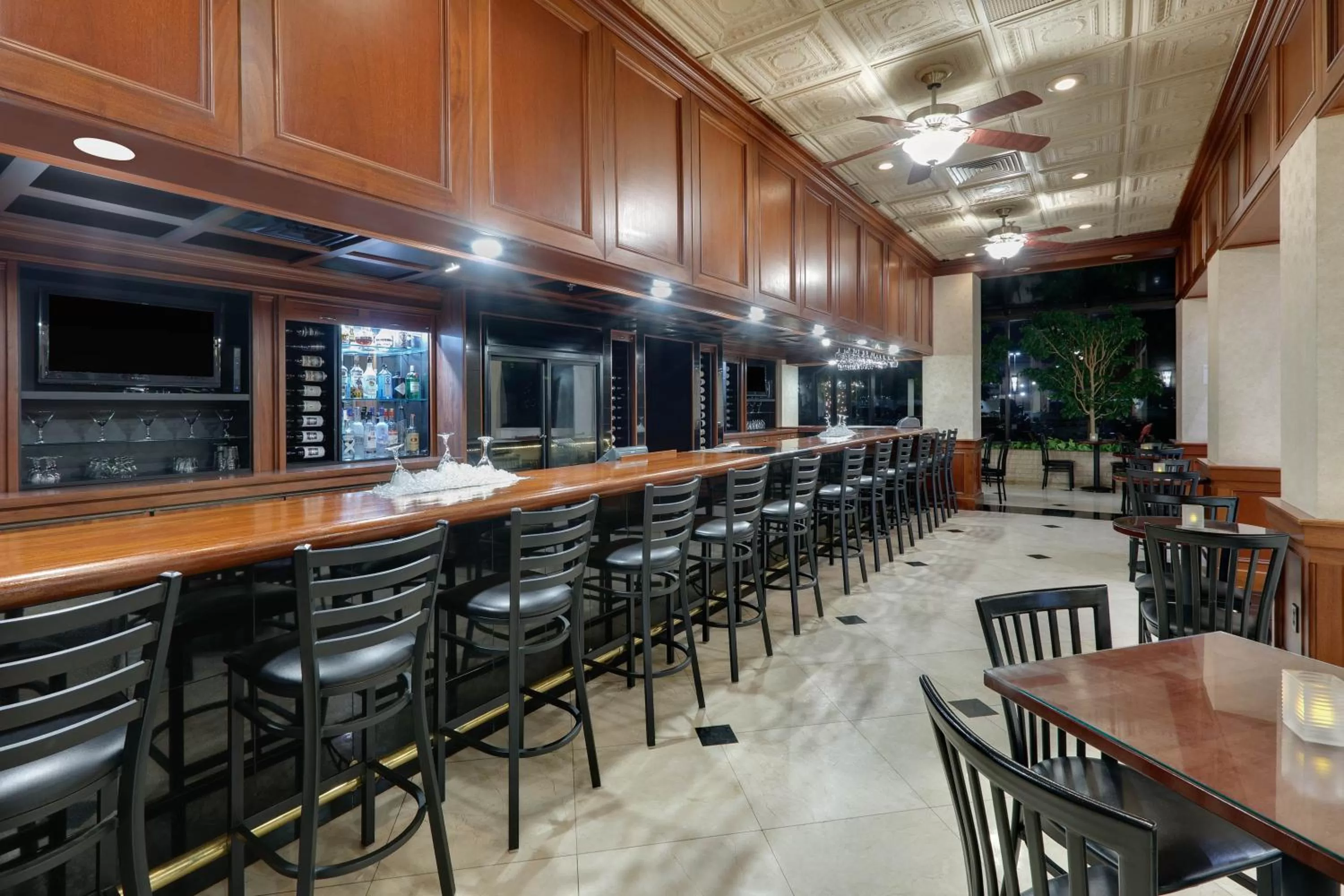 Lounge or bar in Wyndham Riverfront Hotel