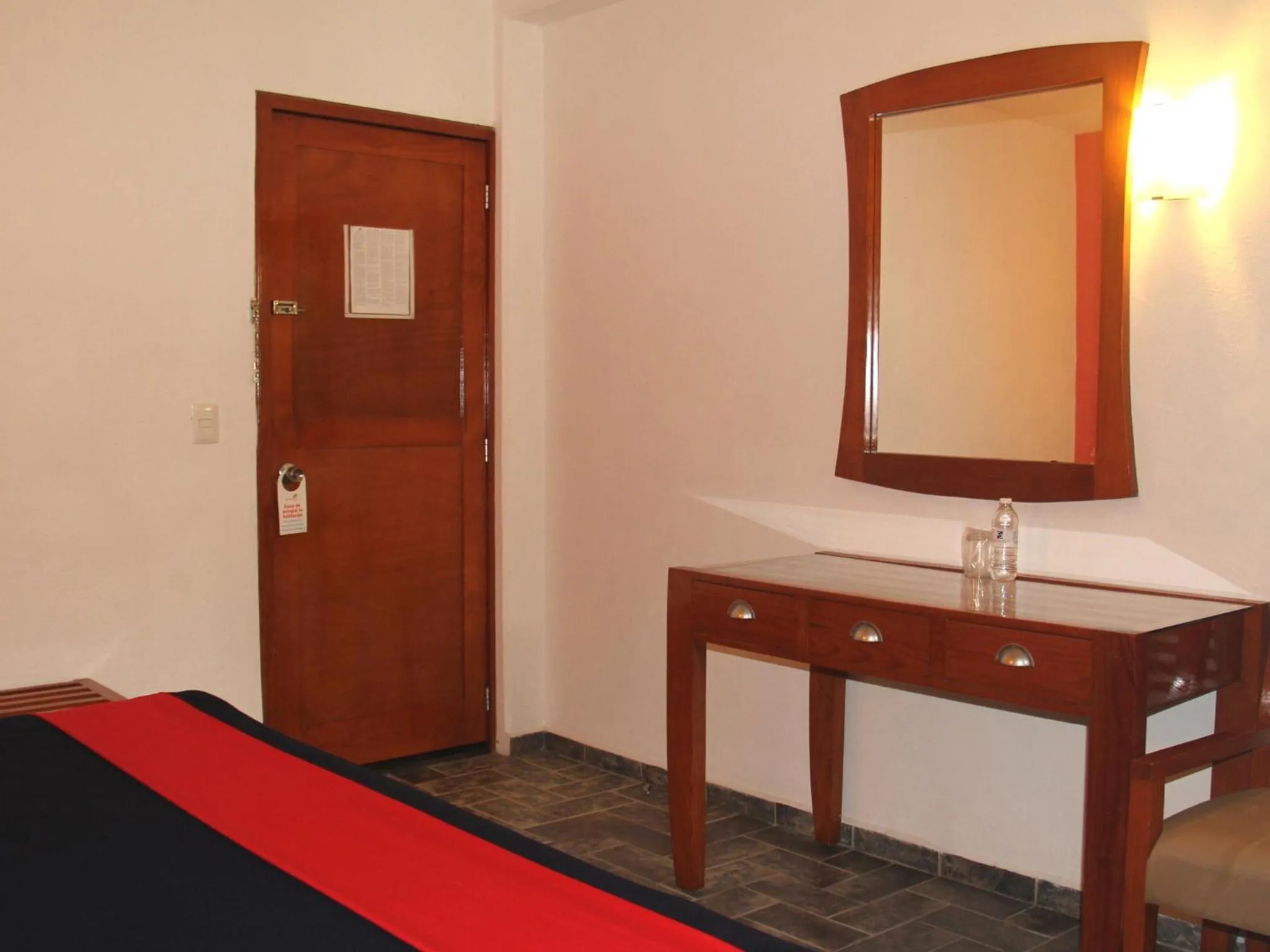 Photo of the whole room in Hotel Soberanis