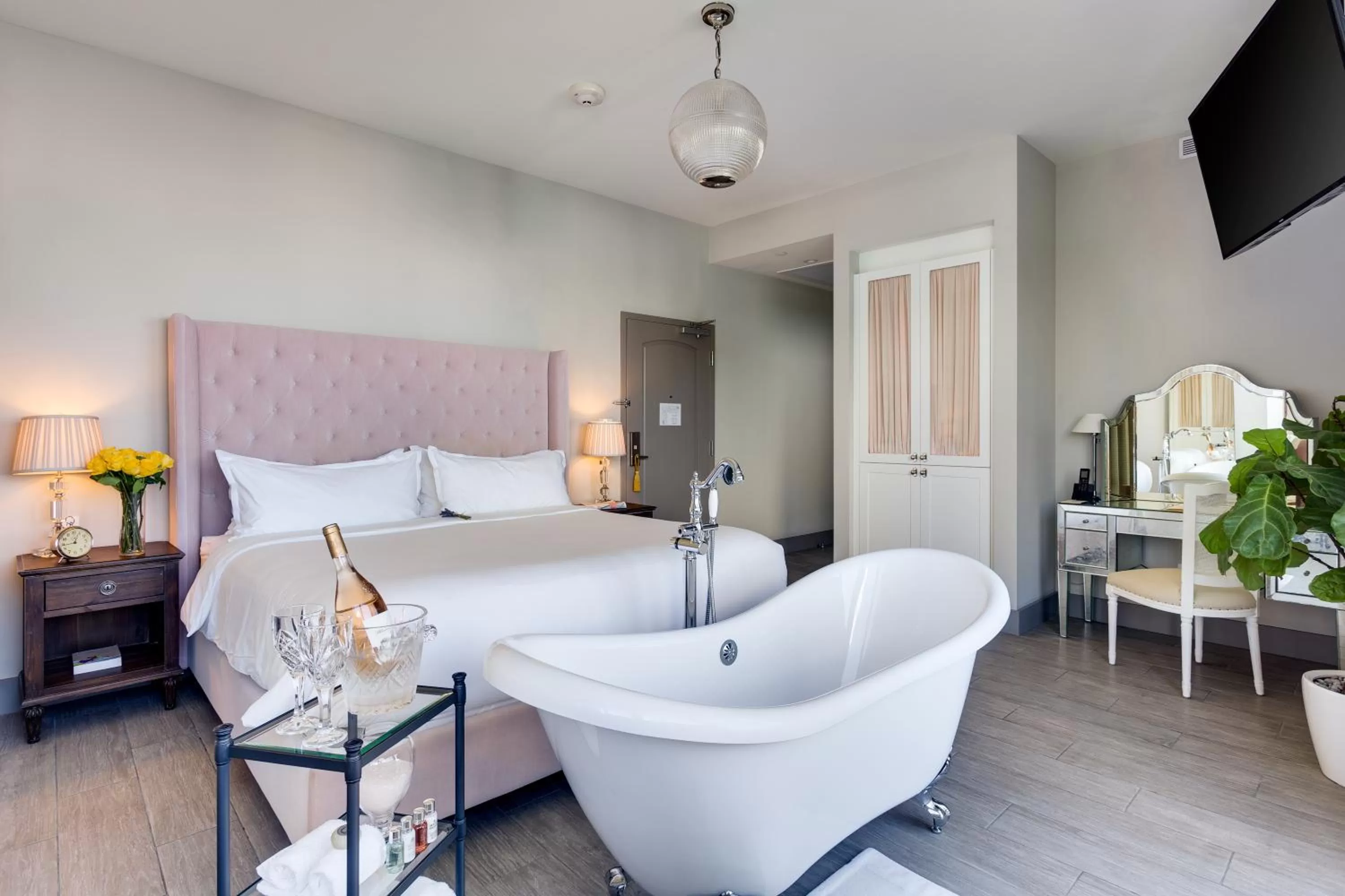 Photo of the whole room, Bed in The Plymouth South Beach