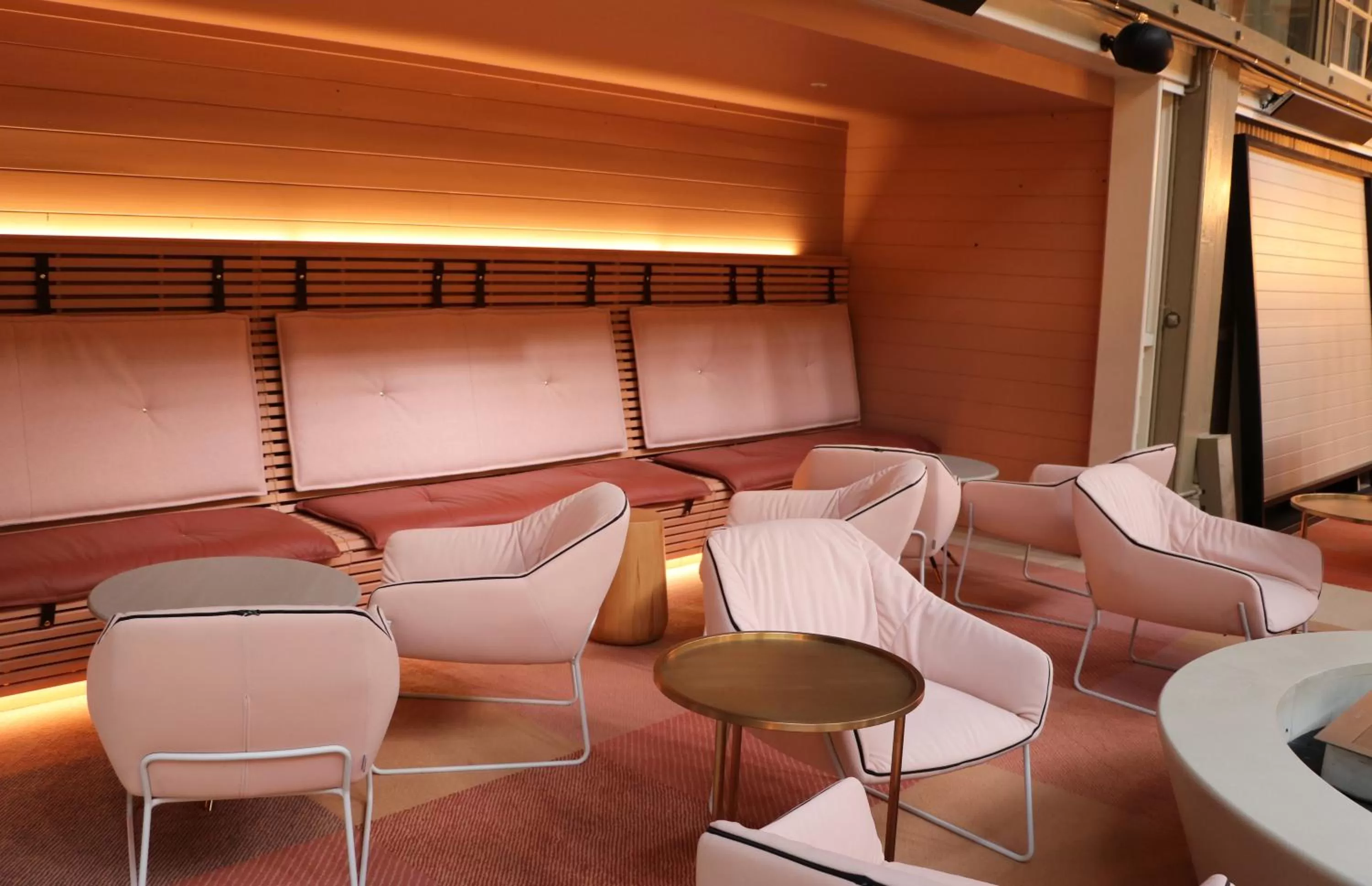 Lounge or bar in Ovolo Sydney Woolloomooloo, a Wyndham Hotel