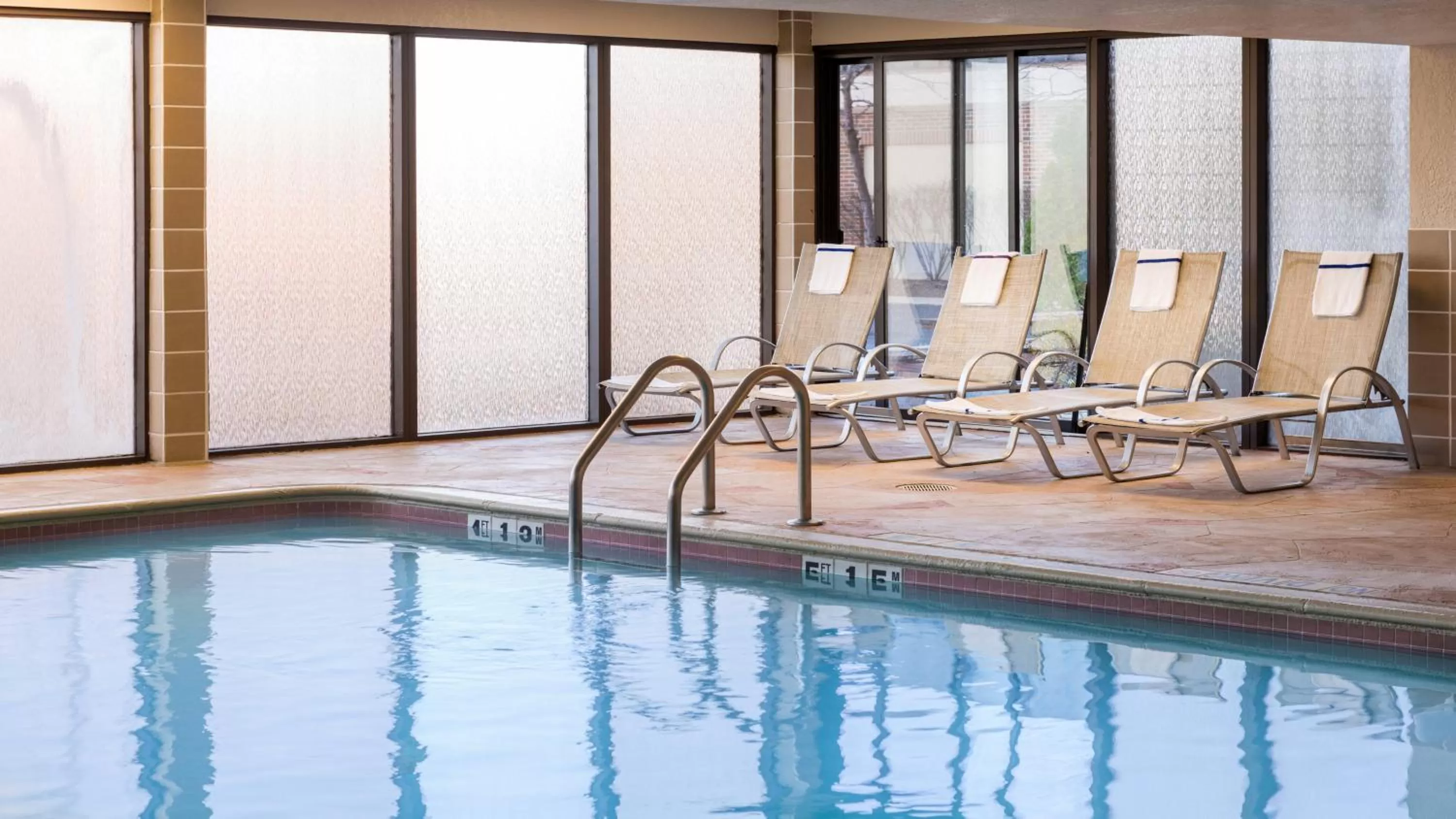 Swimming pool in Holiday Inn Hotel & Suites Warren by IHG