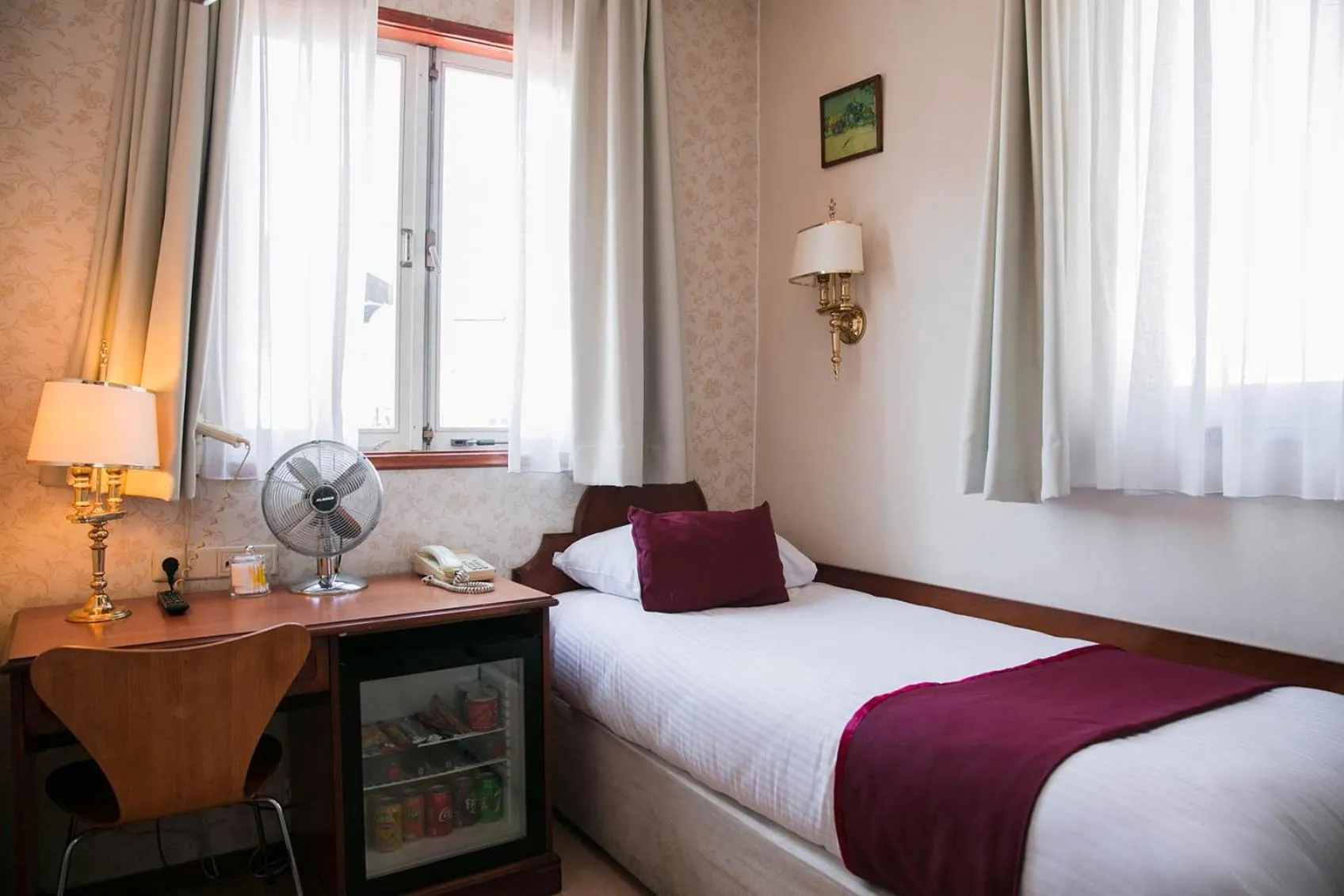 fireplace, Bed in Hotel Atlanta