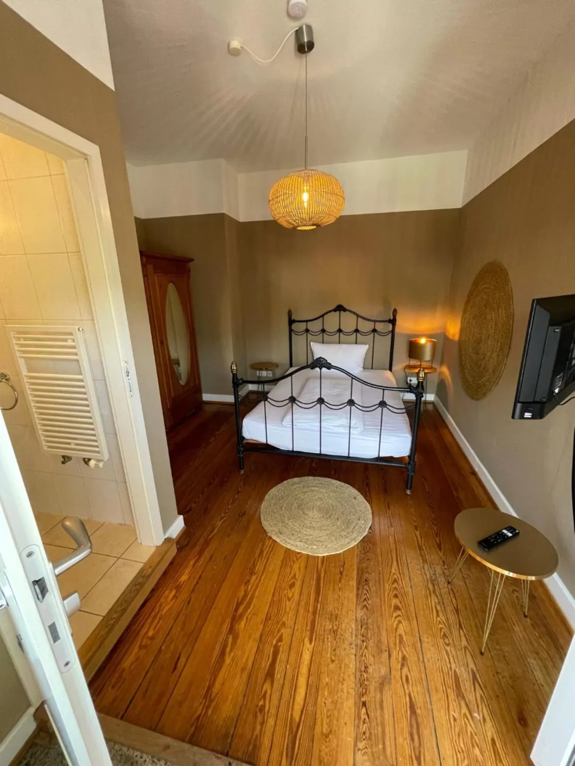 Photo of the whole room, Bed in AUERSTEIN-Hotels auerstein & auerstein-mono