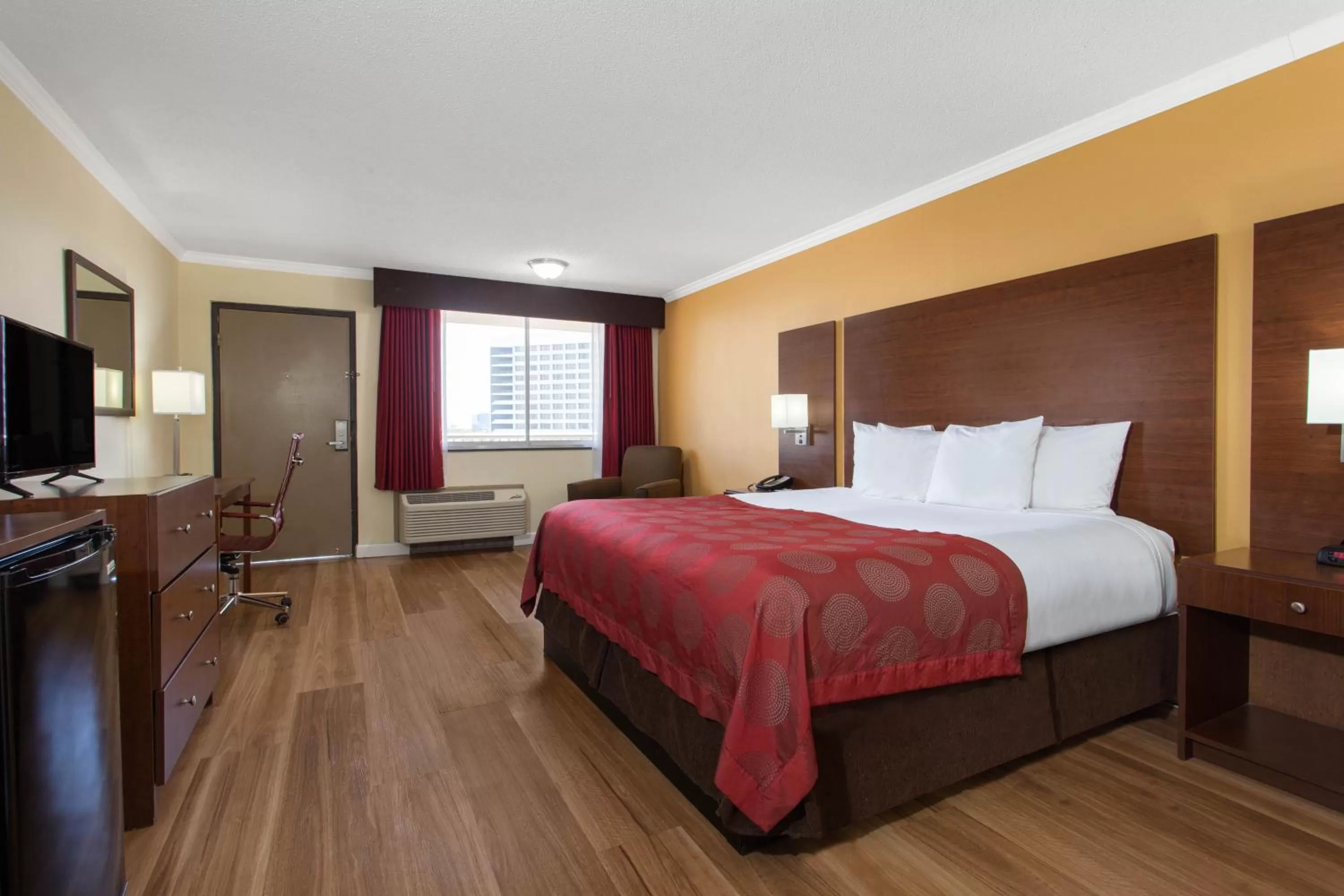 Photo of the whole room, Bed in Ramada by Wyndham Tampa Westshore Airport South