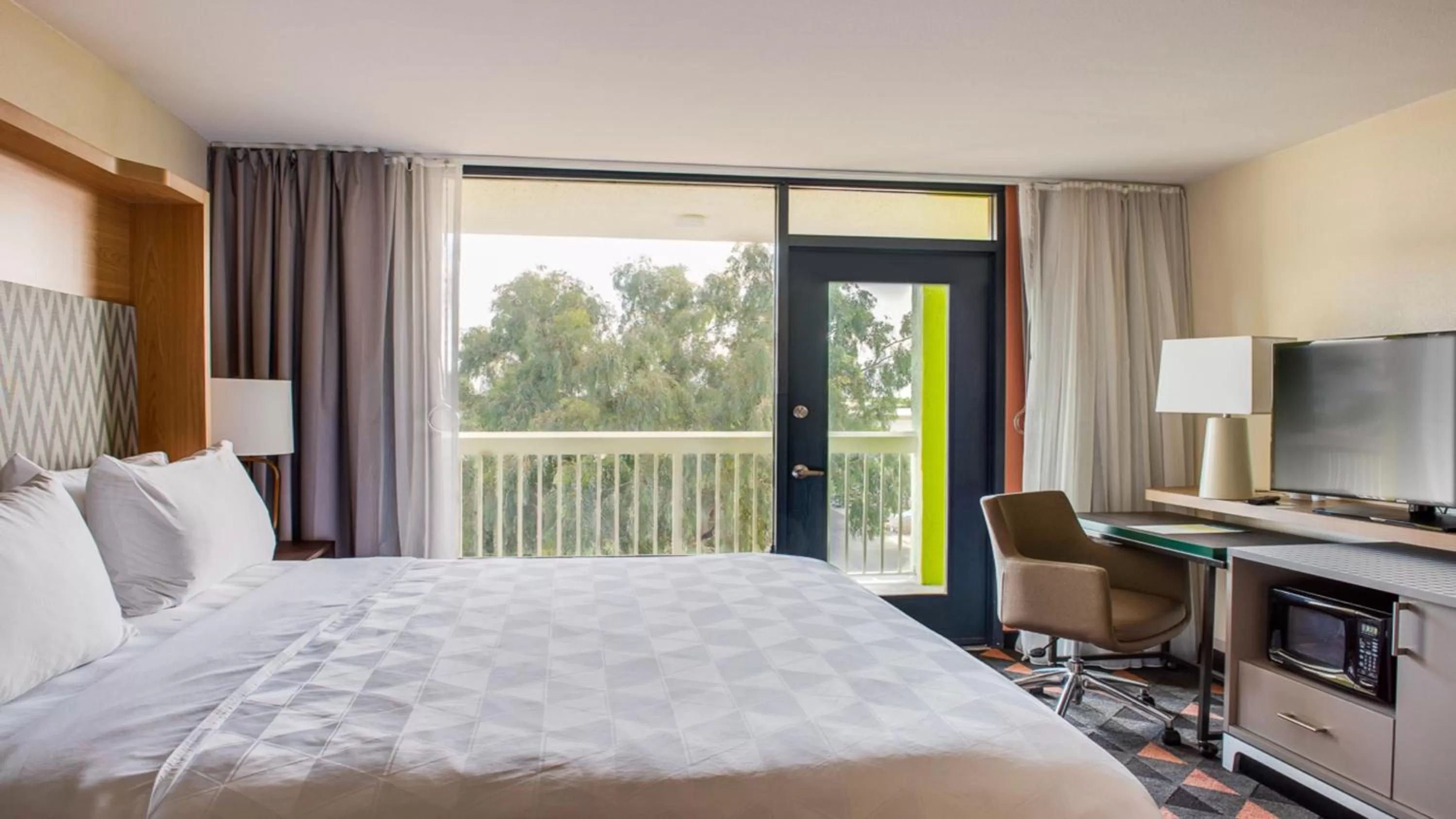 Photo of the whole room, Bed in Holiday Inn Phoenix-Mesa Chandler by IHG