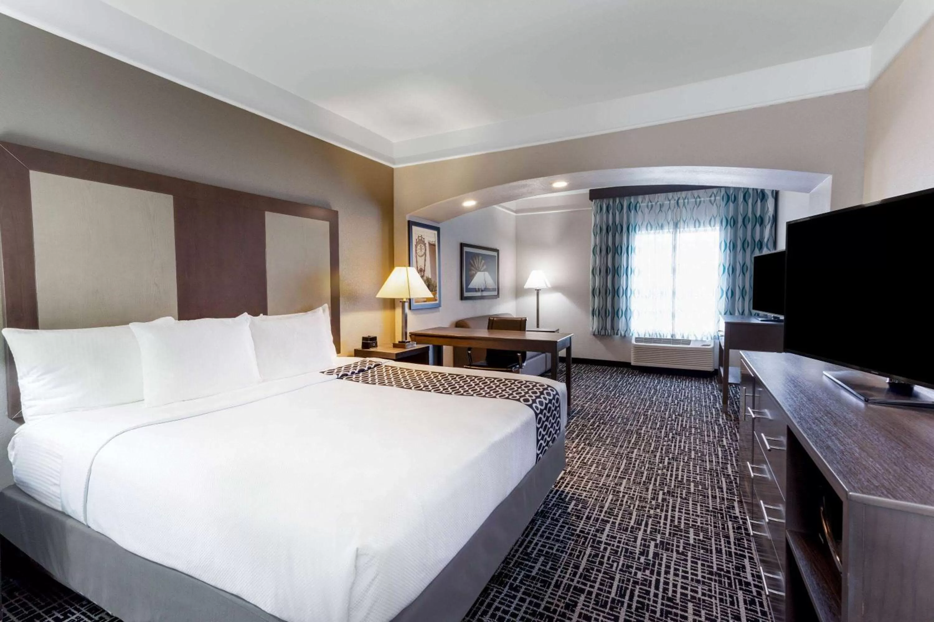 Photo of the whole room, Bed in La Quinta by Wyndham Seguin