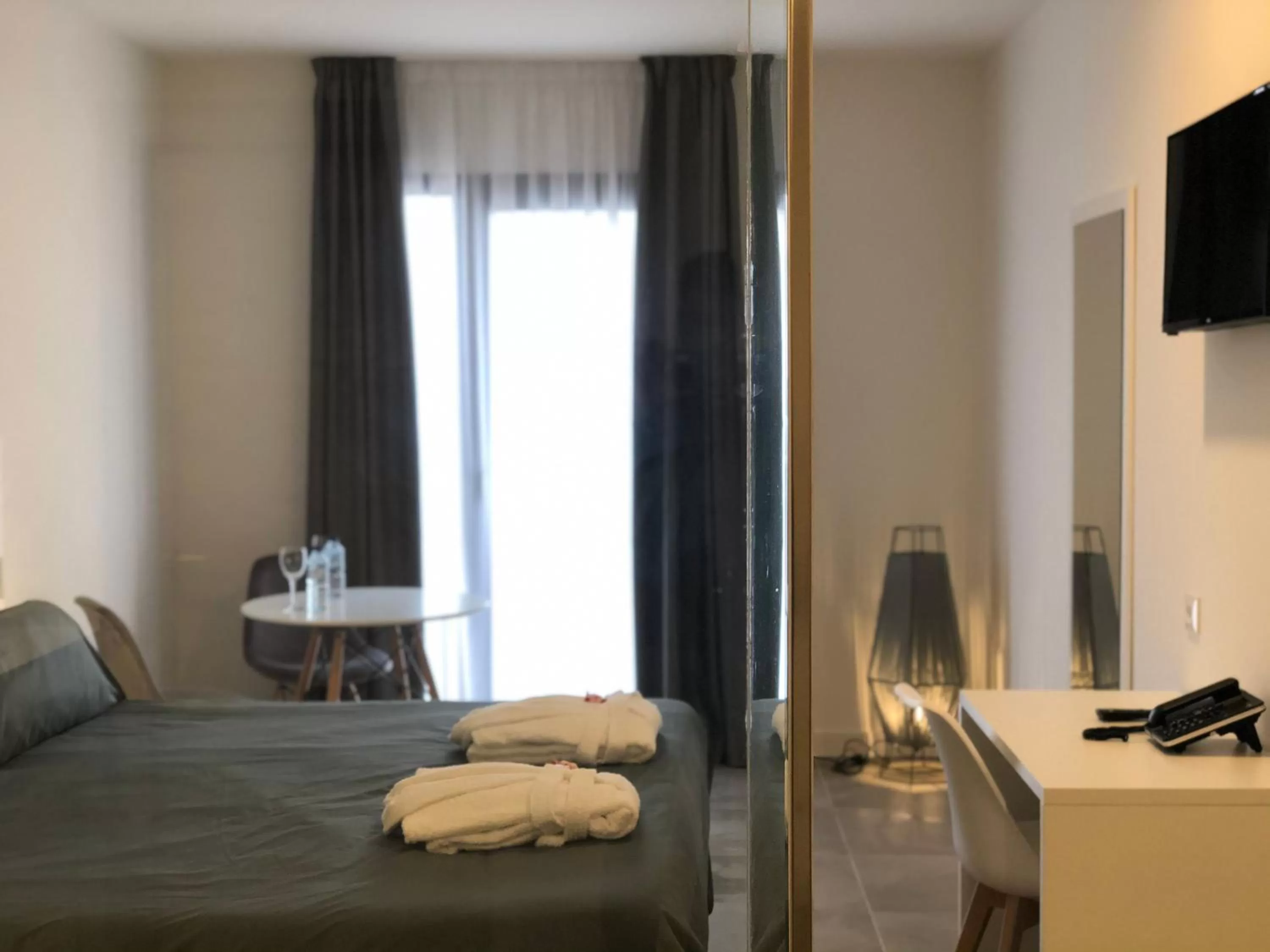 TV and multimedia, Bed in Hotel Gran Sol De Extremadura