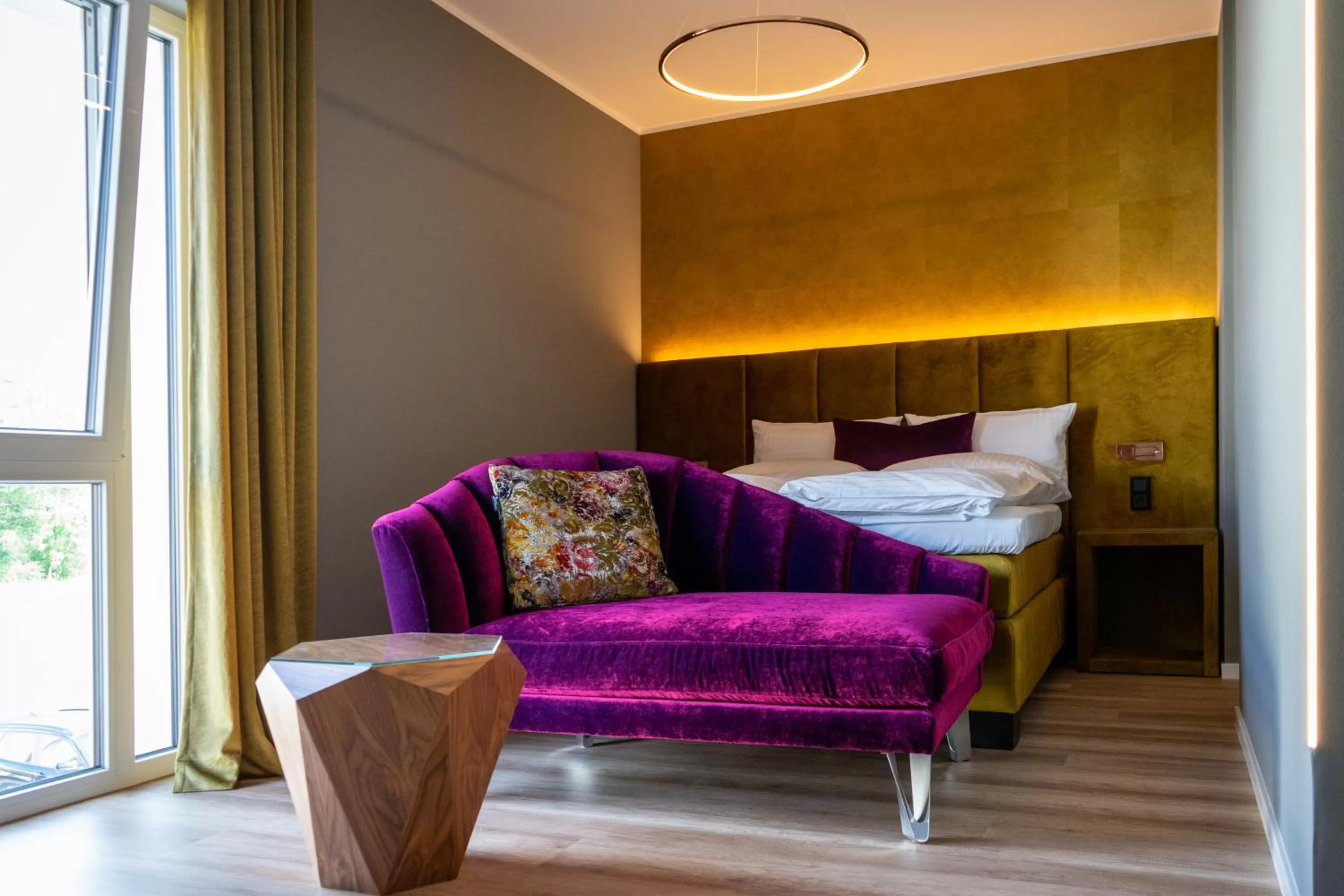 Seating area, Bed in Motel24