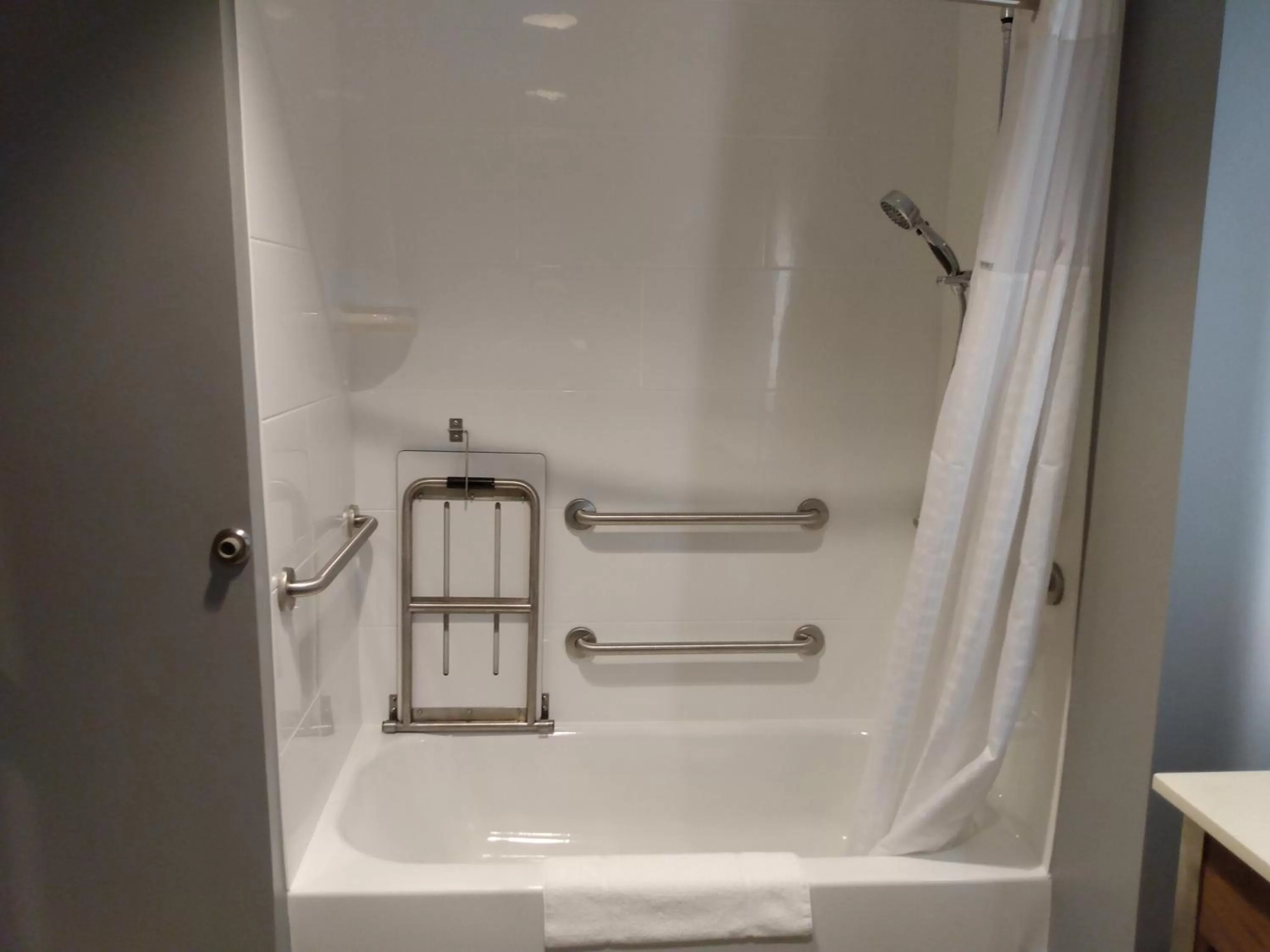 Bath in La Quinta Inn & Suites by Wyndham Bardstown