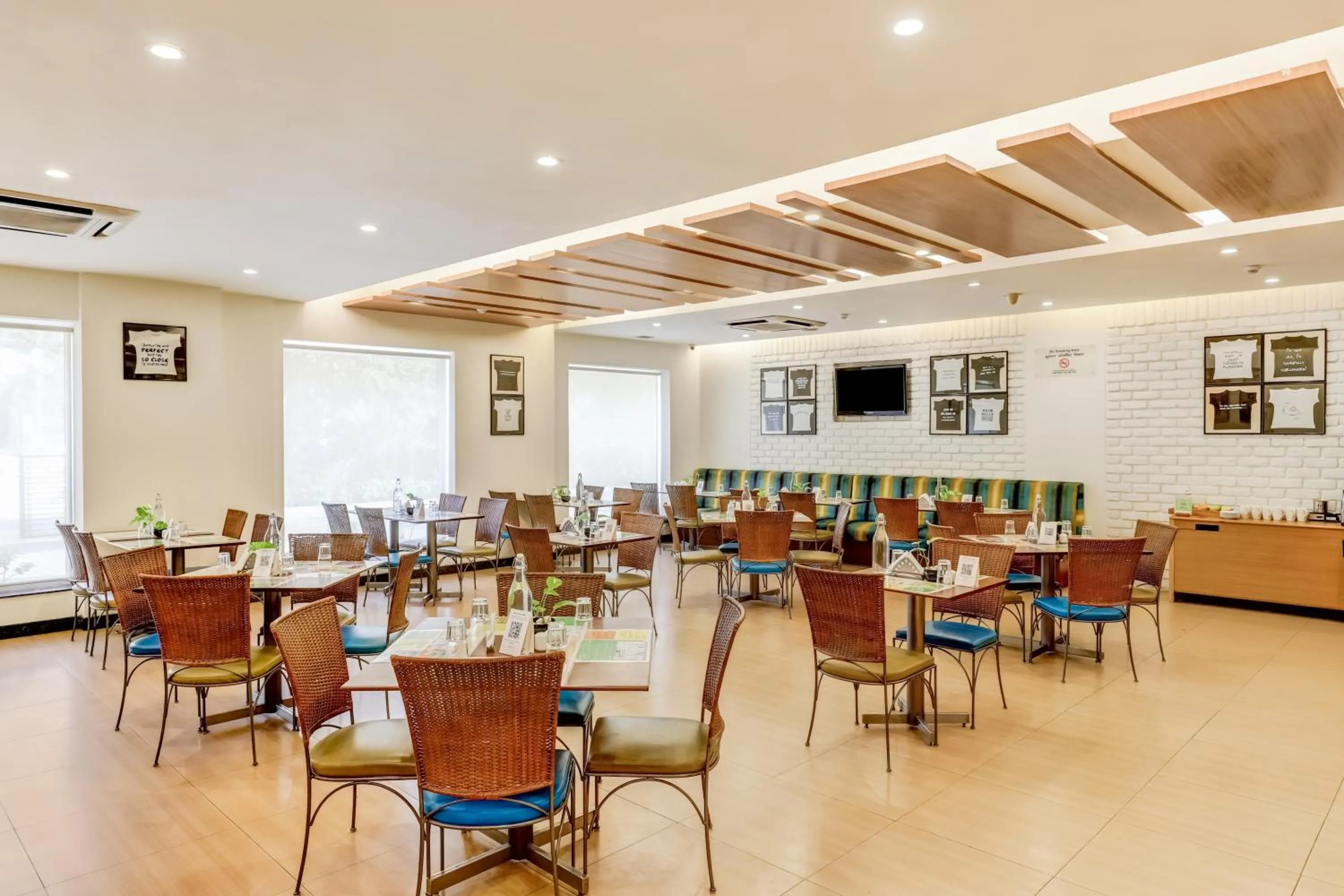 Restaurant/places to eat in Lemon Tree Hotel, Ahmedabad