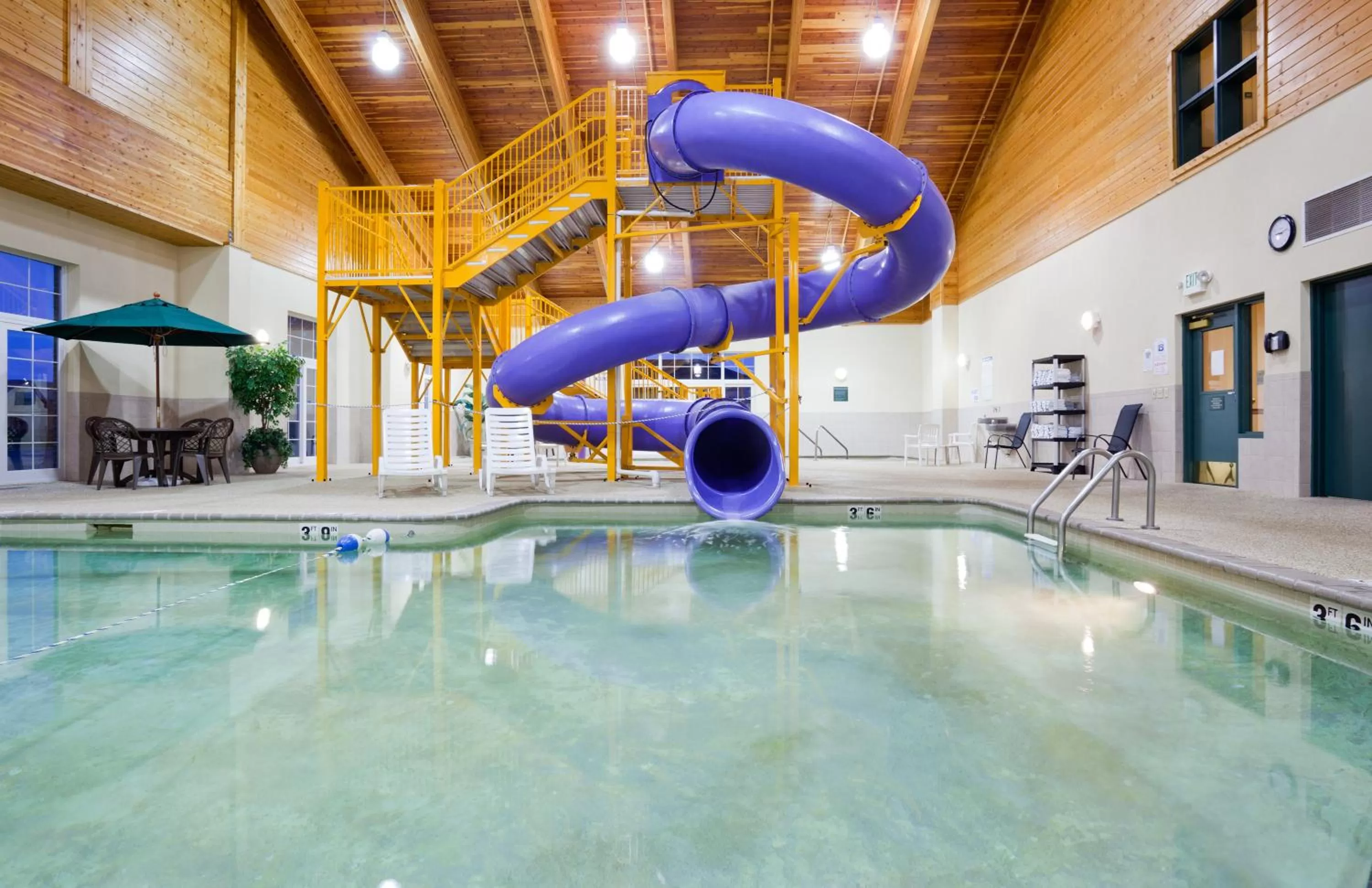 Swimming pool in Country Inn & Suites by Radisson, Shoreview-Mounds View, MN