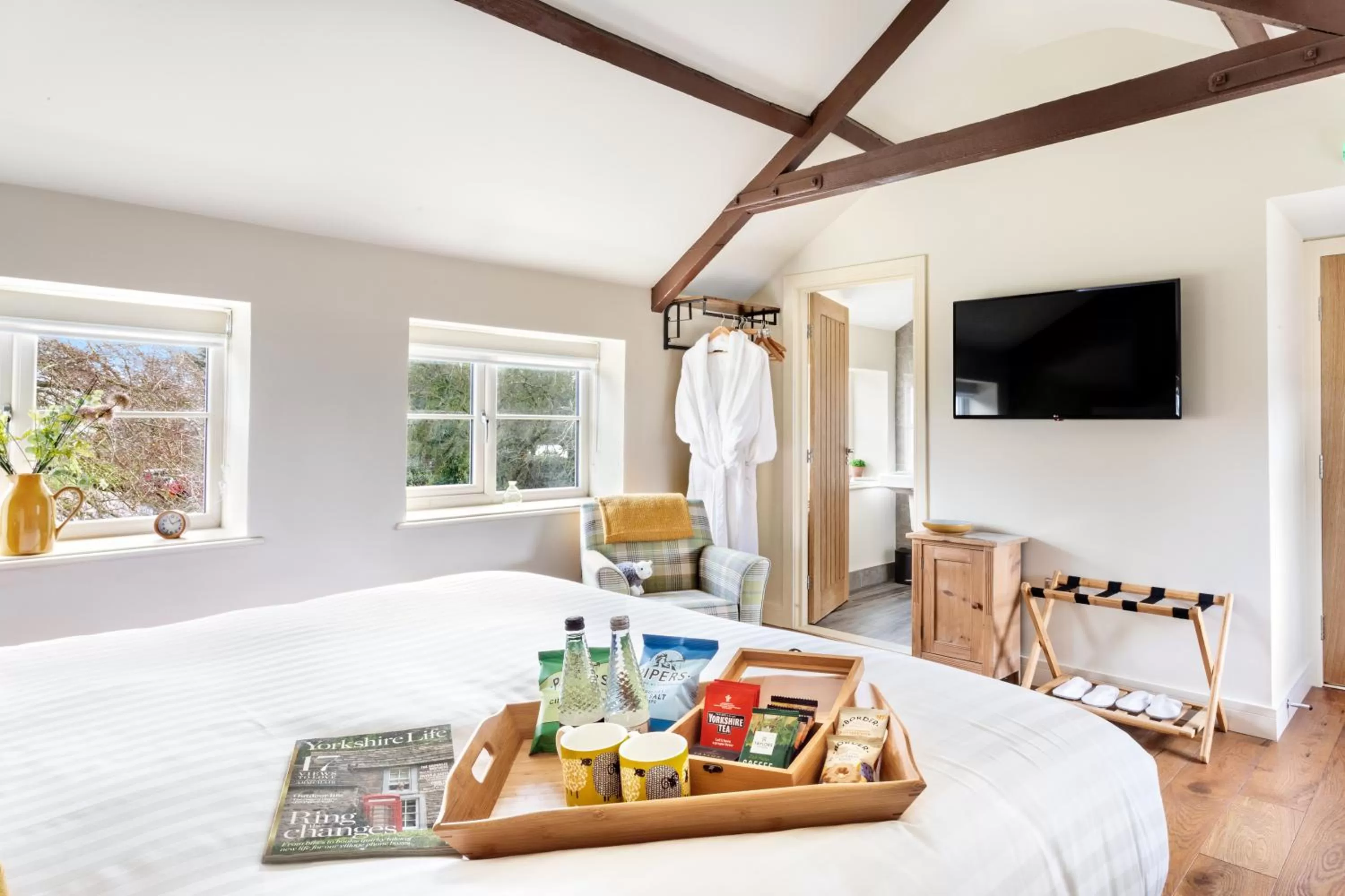 Photo of the whole room, Bed in Shoulder of Mutton Inn