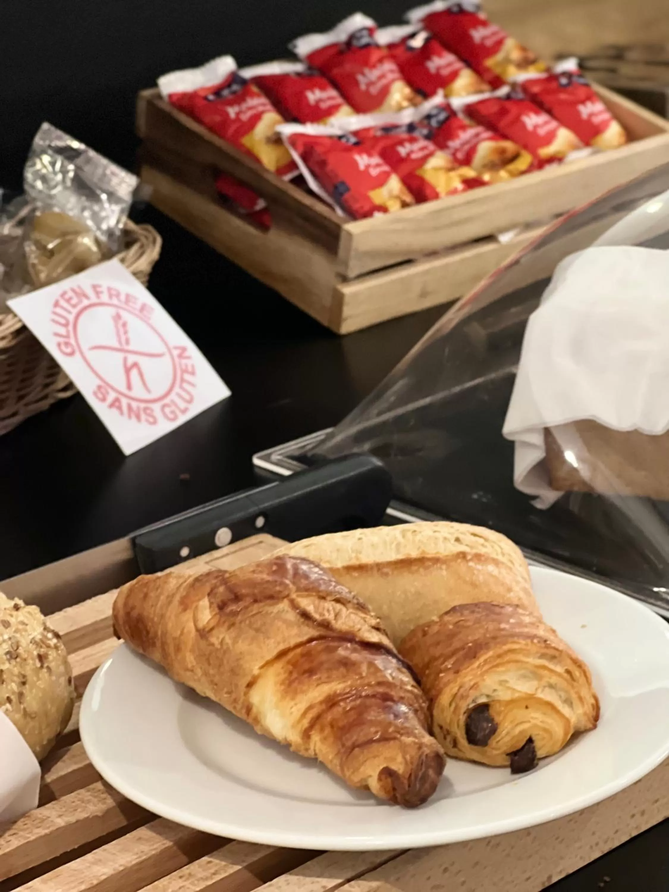 Buffet breakfast in Hôtel restaurant Kyriad Fréjus