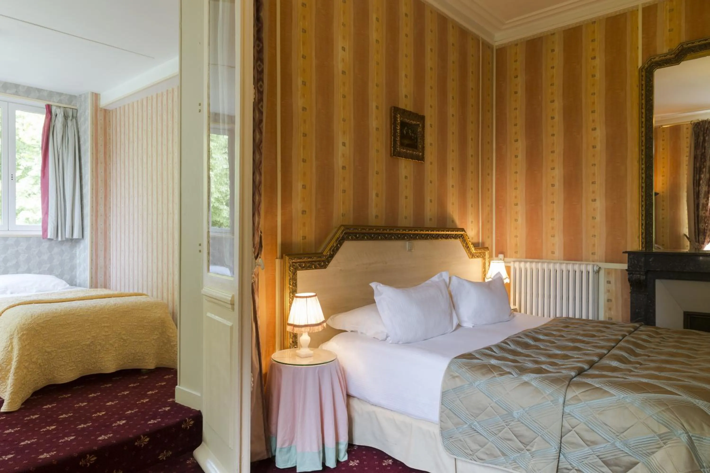 Photo of the whole room, Bed in Belle Isle Sur Risle - Chateau Hotel & Spa