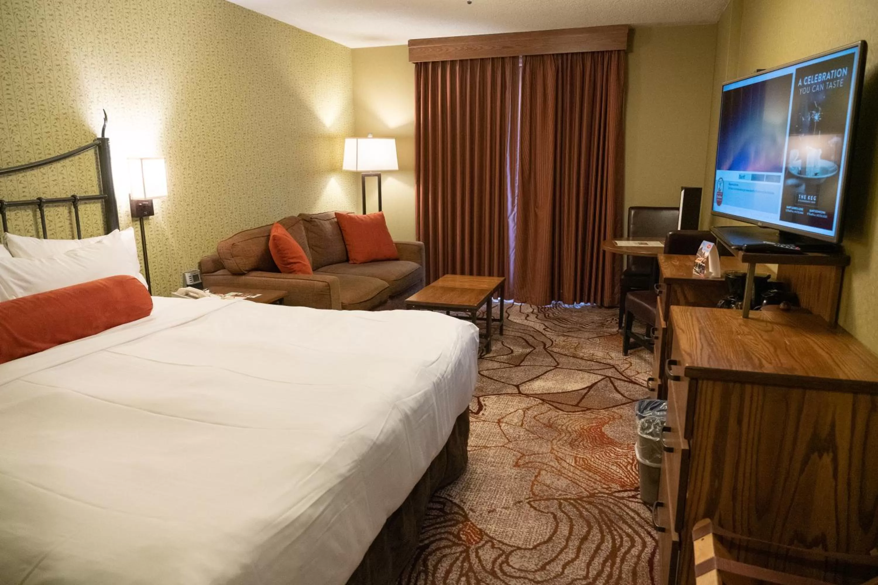 TV and multimedia, Bed in Banff Caribou Lodge and Spa