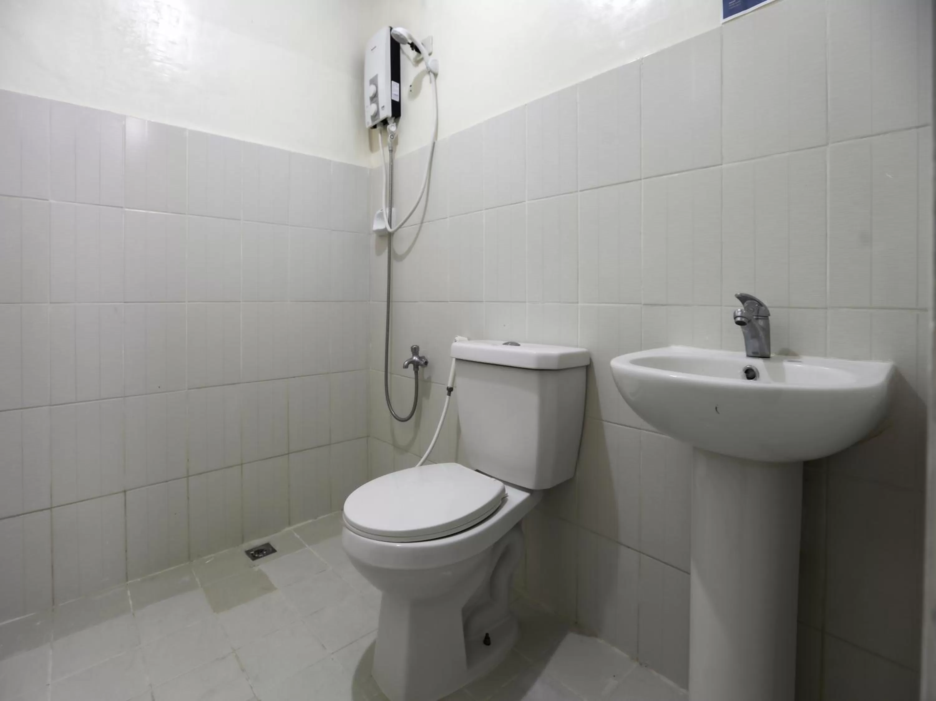 Bathroom in OYO 784 Laura's Garden Resort