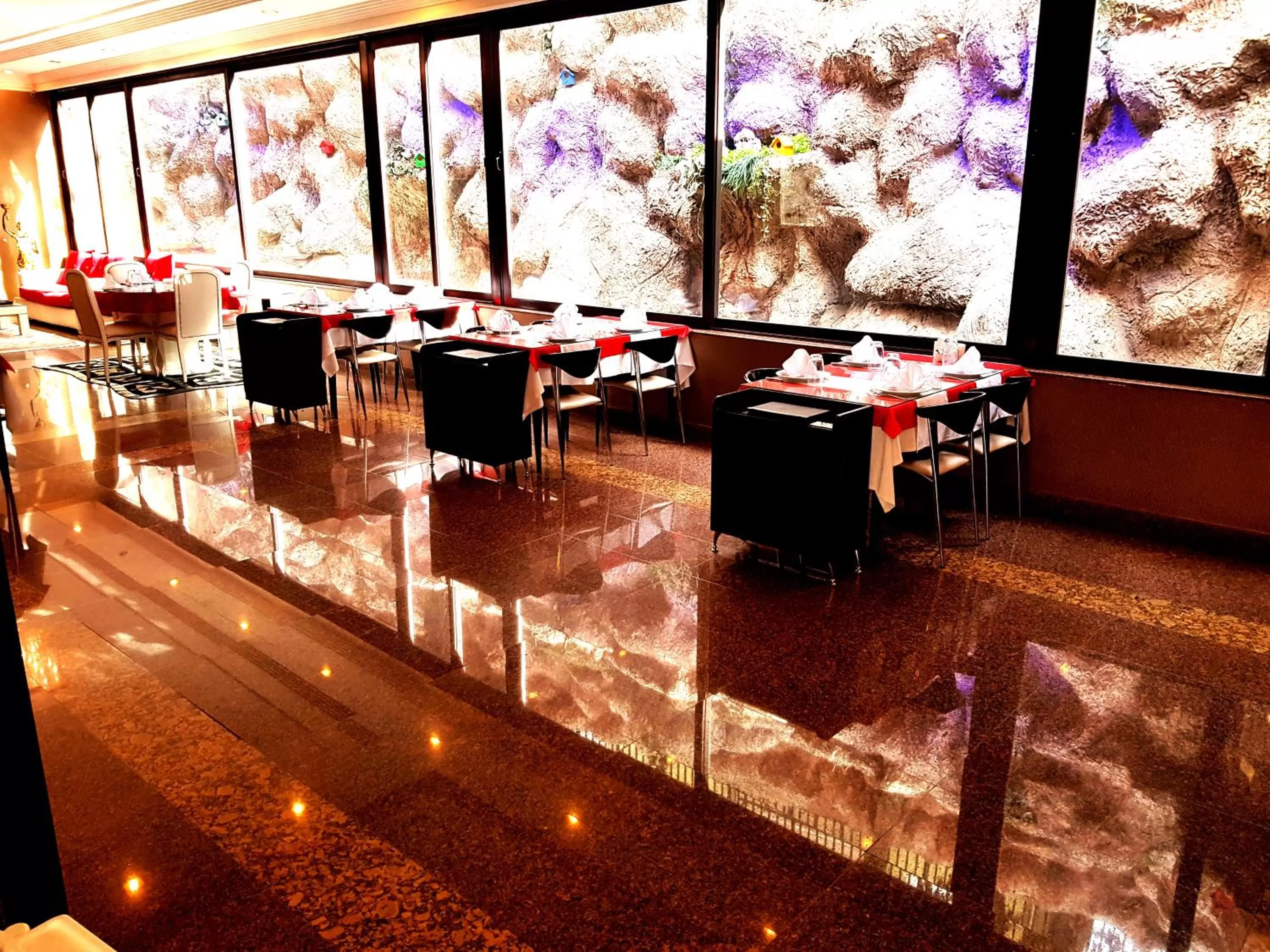 Restaurant/places to eat in Business Park Hotel